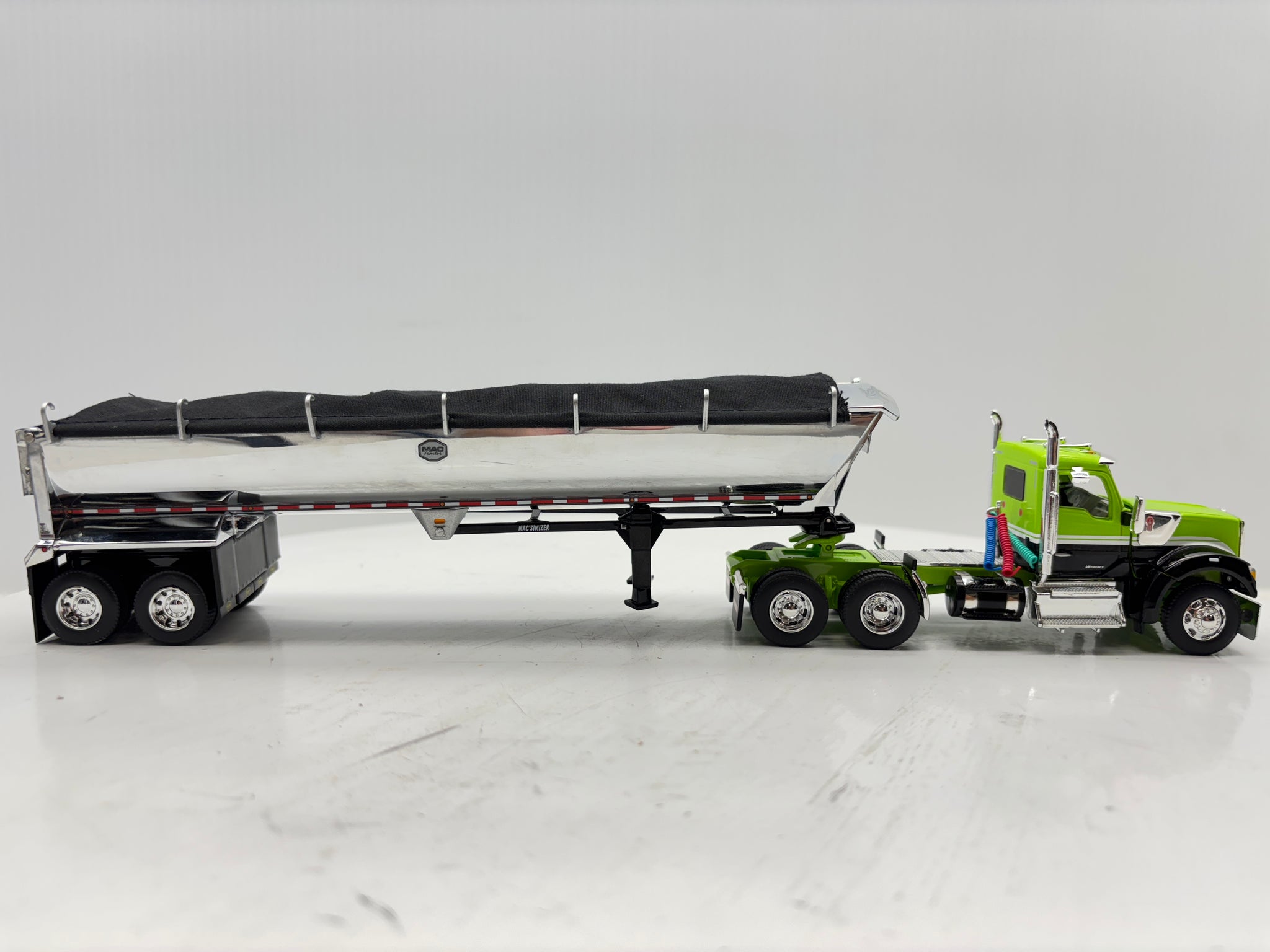 1/64 Kenworth W990 Day Cab (Green-Black)
