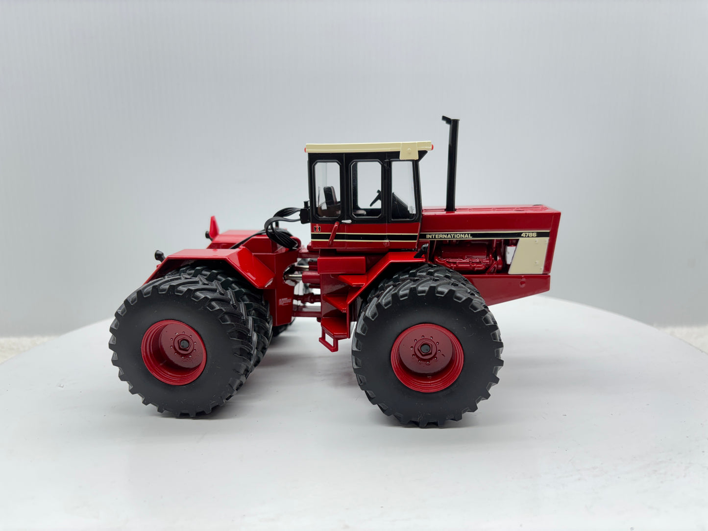 1/32 International 4786 NFTS