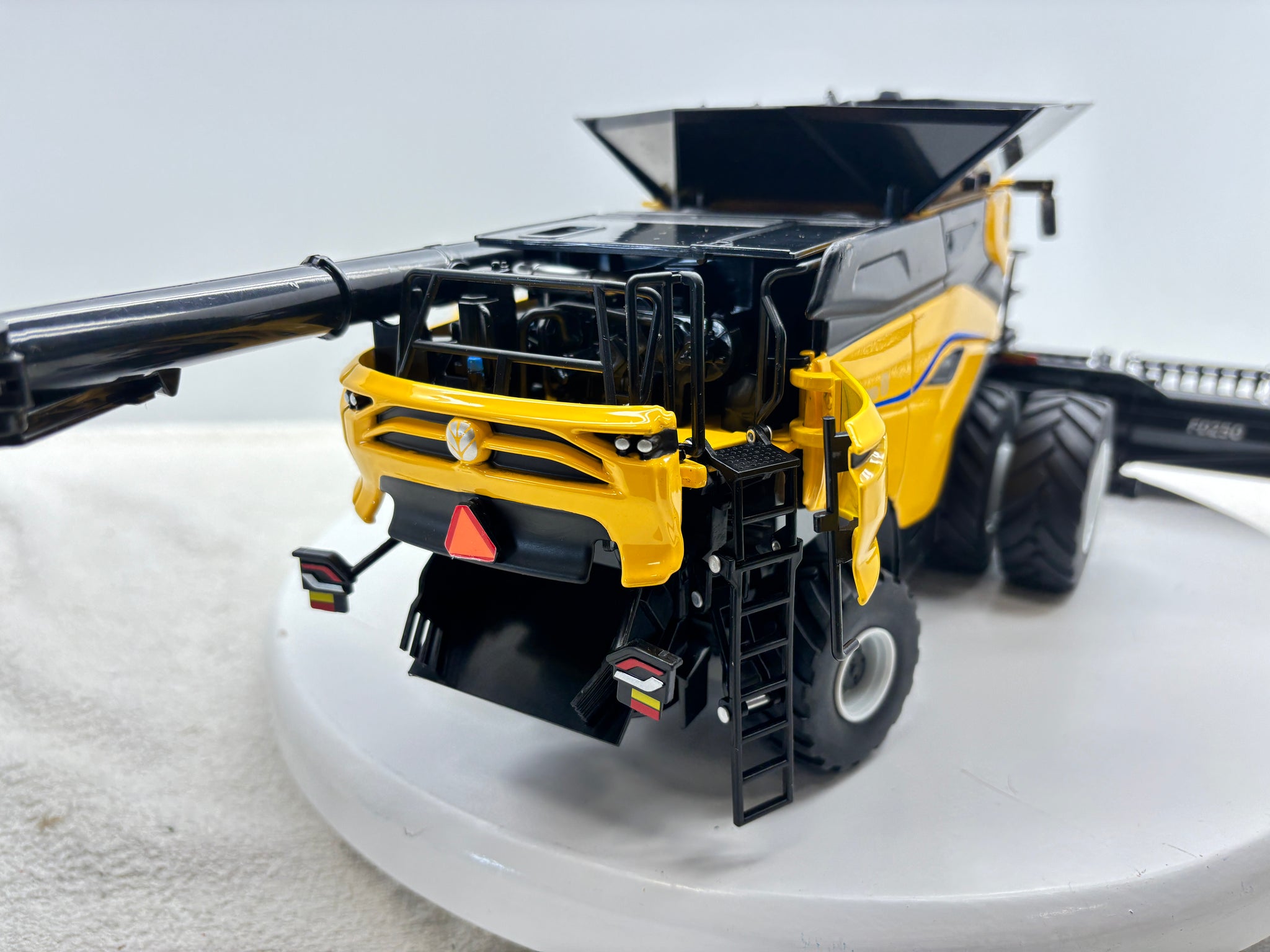 1/32 New Holland CR11 Duals