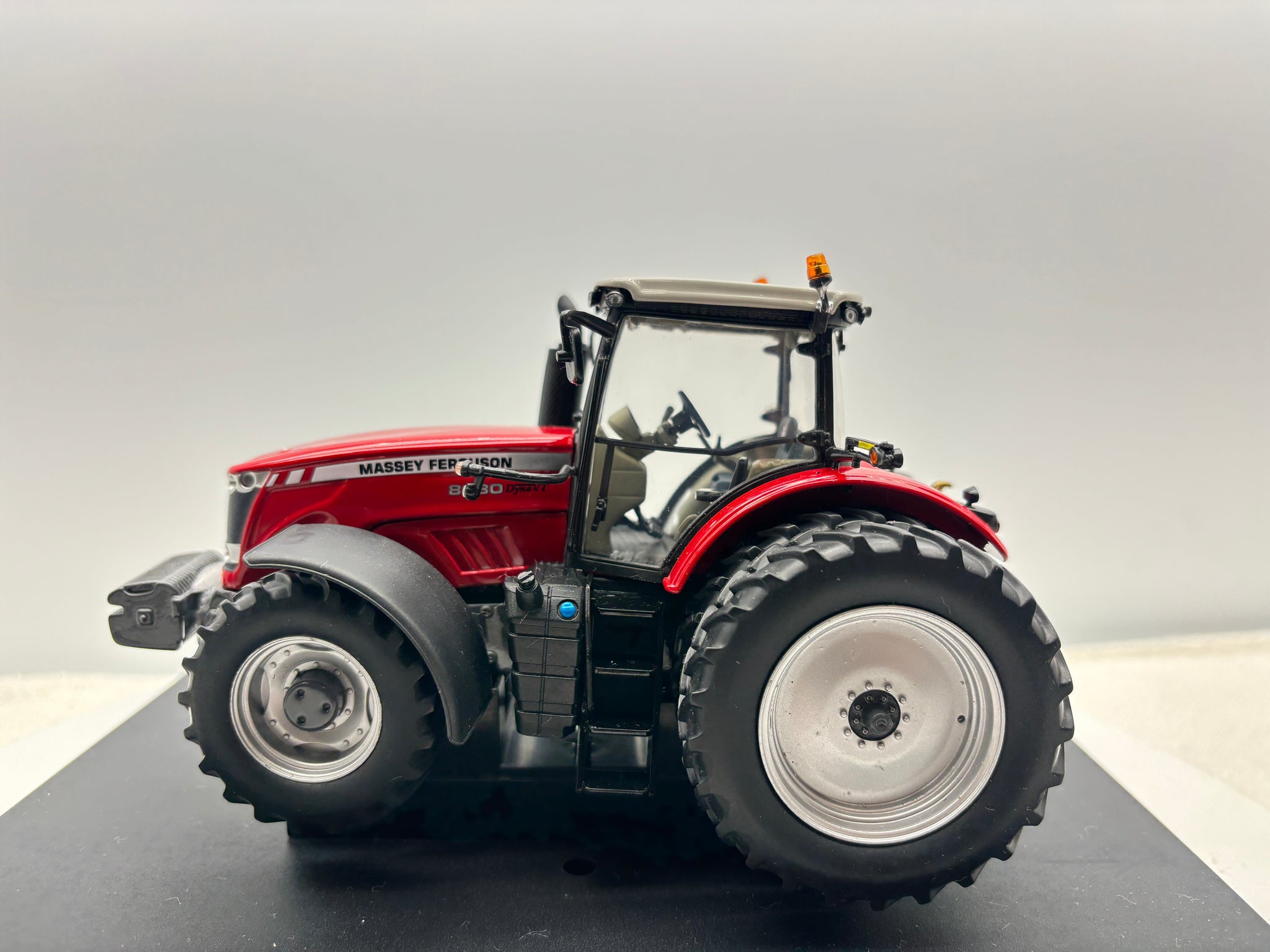 1/32 Massey Ferguson 8680