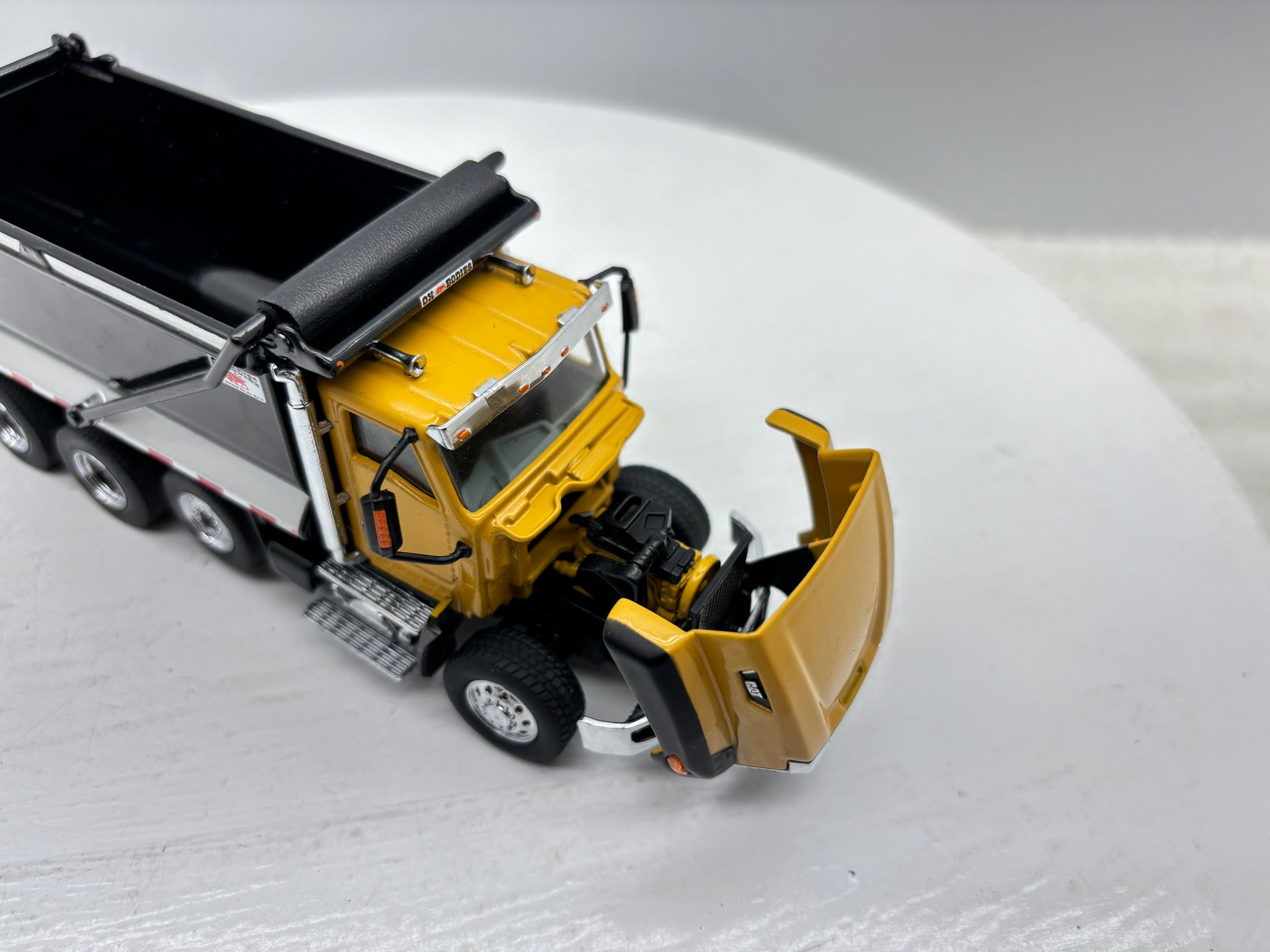 1/50 Caterpillar CT660 SBFA