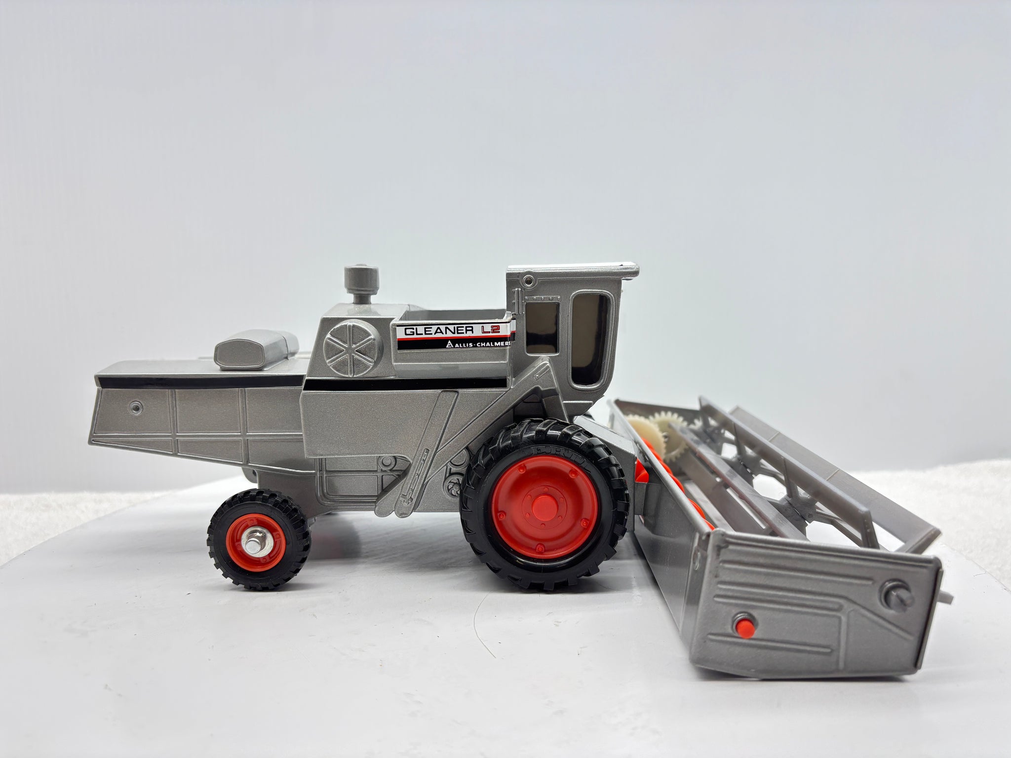 1/32 Allis-Chalmers Gleaner L2 Red Stripe