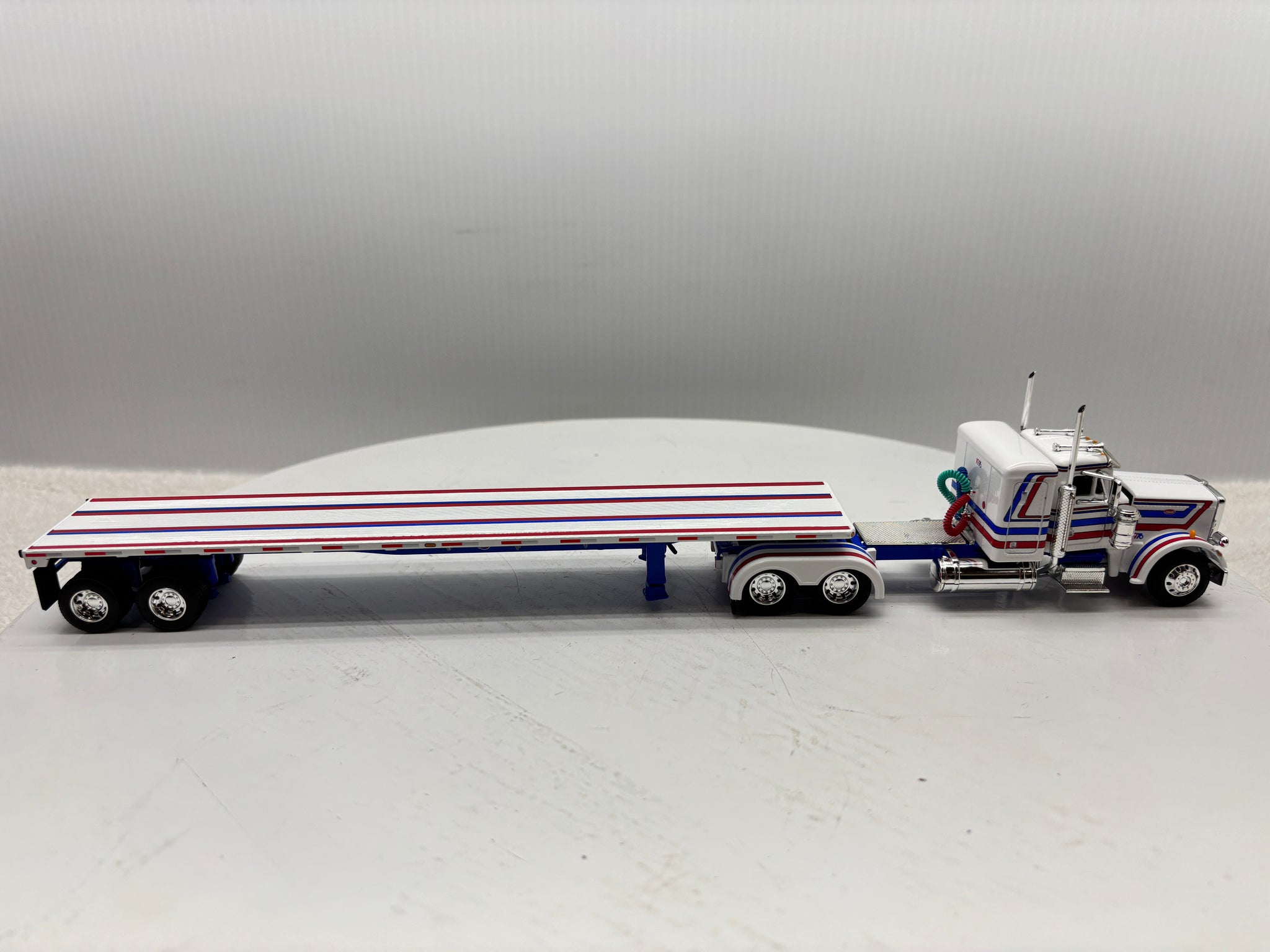 1/64 Peterbilt 359 36'' Flat Top Bicentennial