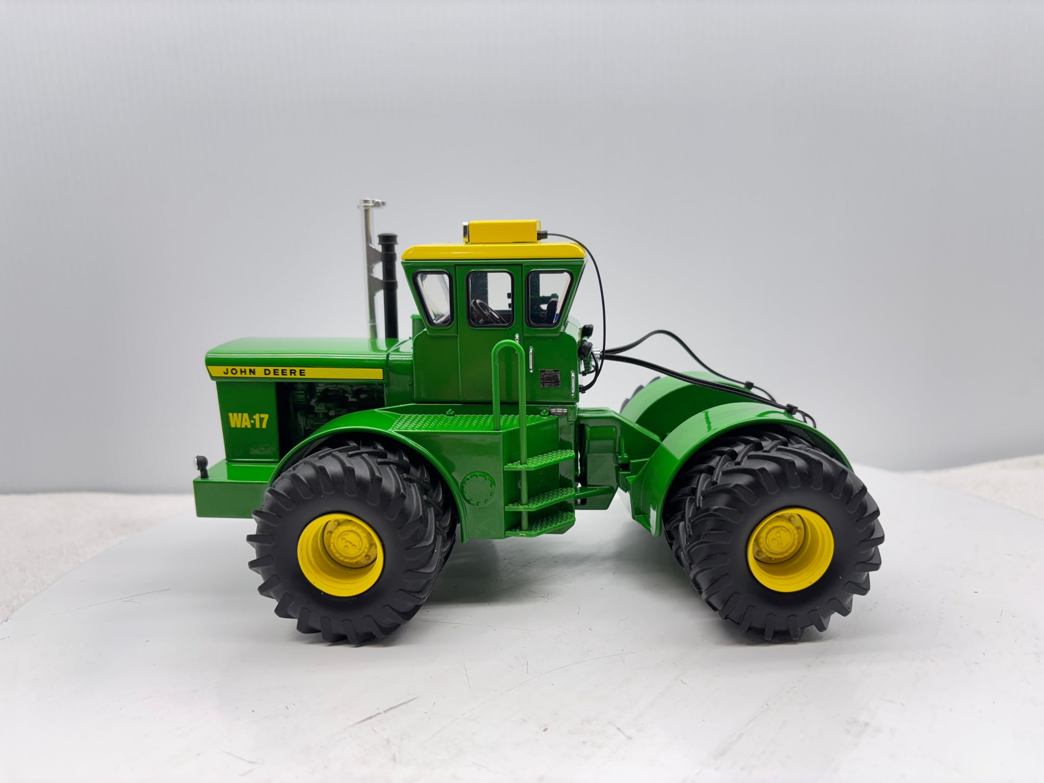 1/32 John Deere WA-17 Prestige