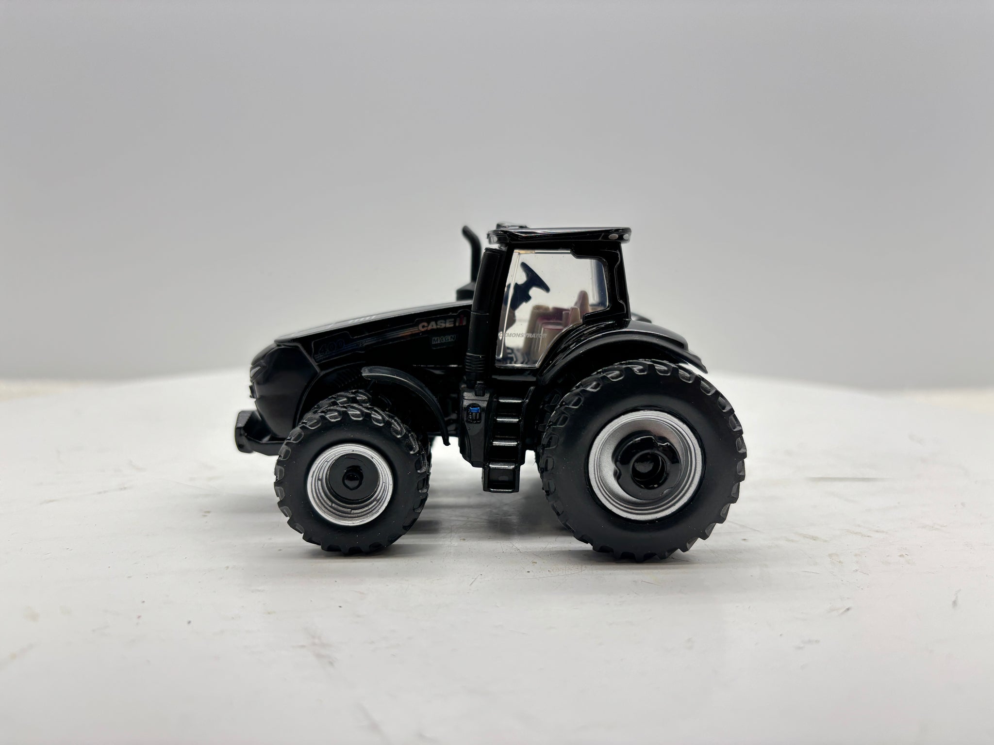 1/64 Case IH Magnum 400 Black