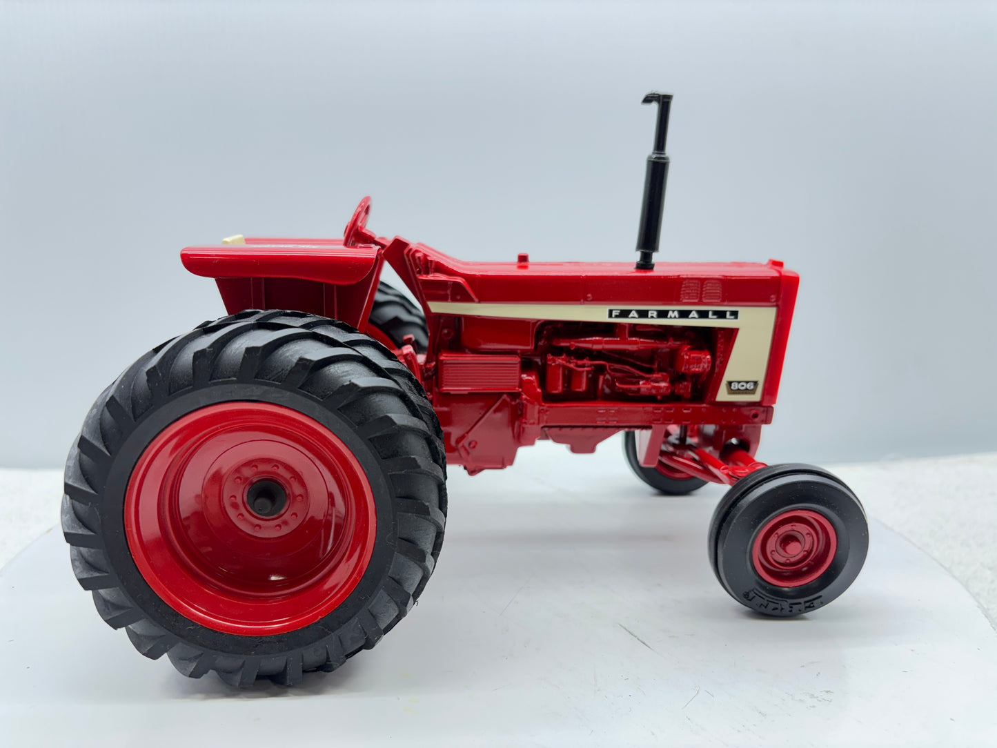 1/16 International Farmall 806 WMSTR