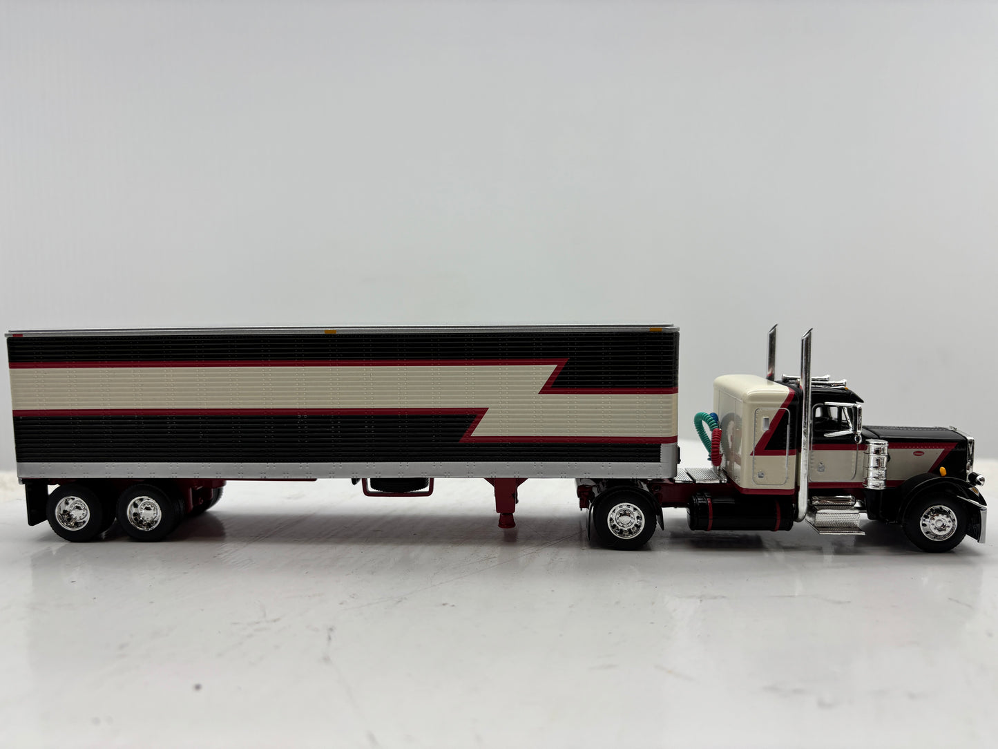 1/64 Peterbilt 359