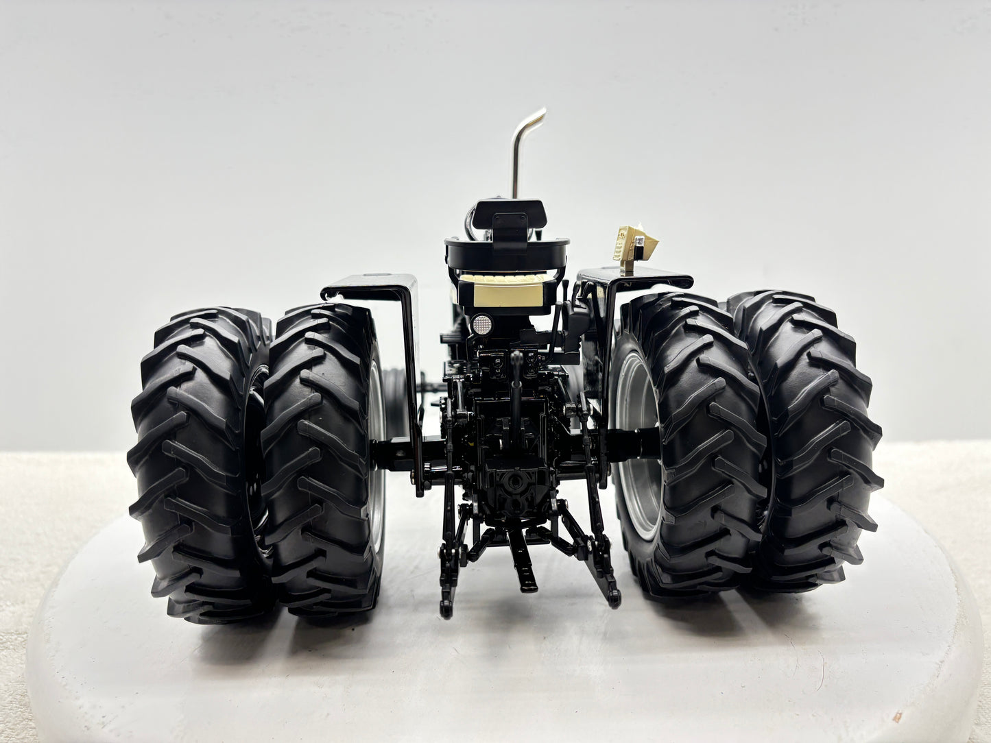 1/16  International 856 Black