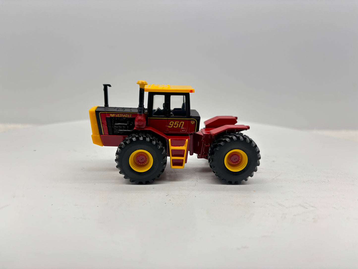 1/64 Versatile 950 Toy Farmer