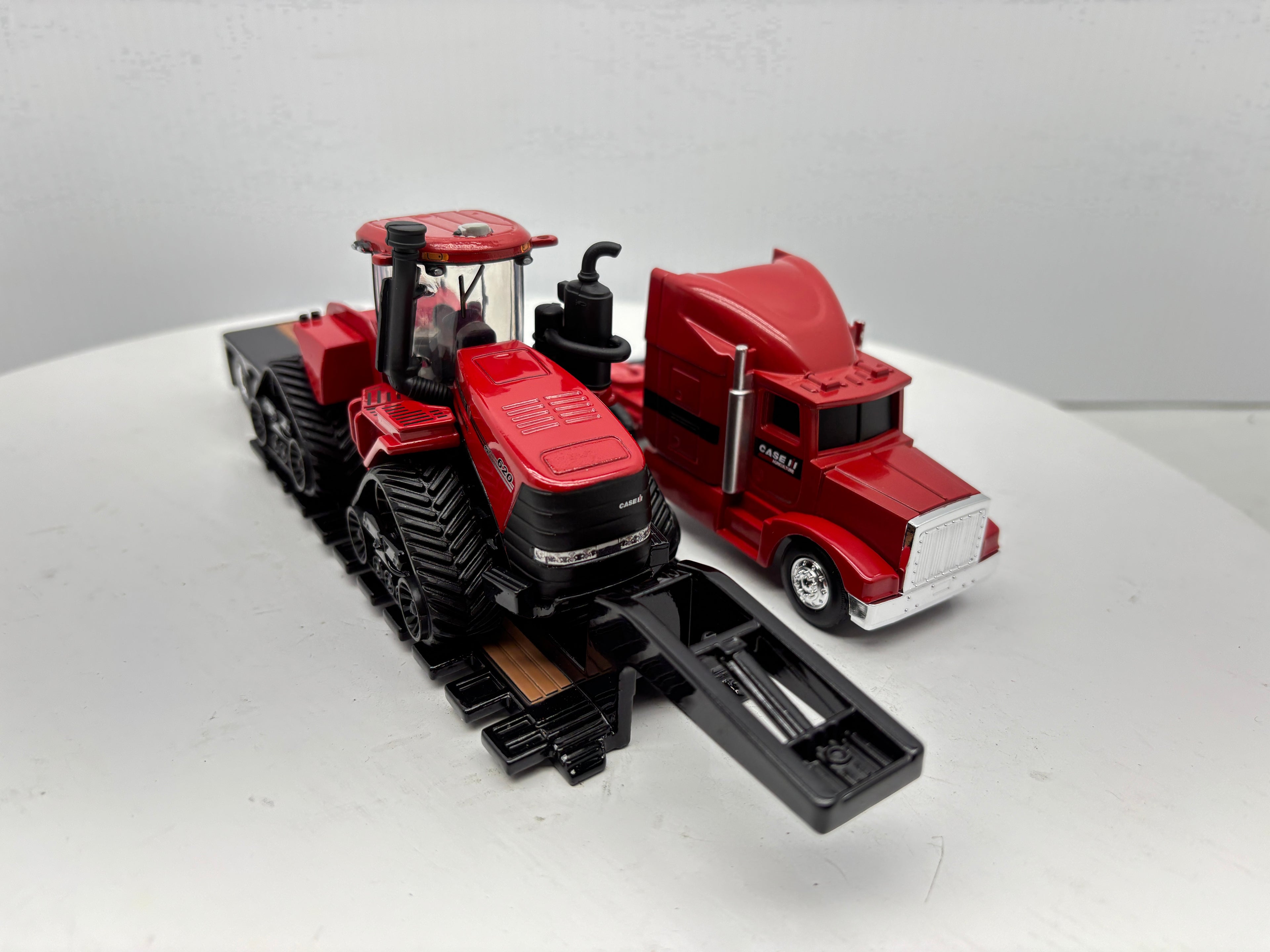 1/64 Case IH Steiger 620 Quadtrac with Semi & Lowboy Trailer