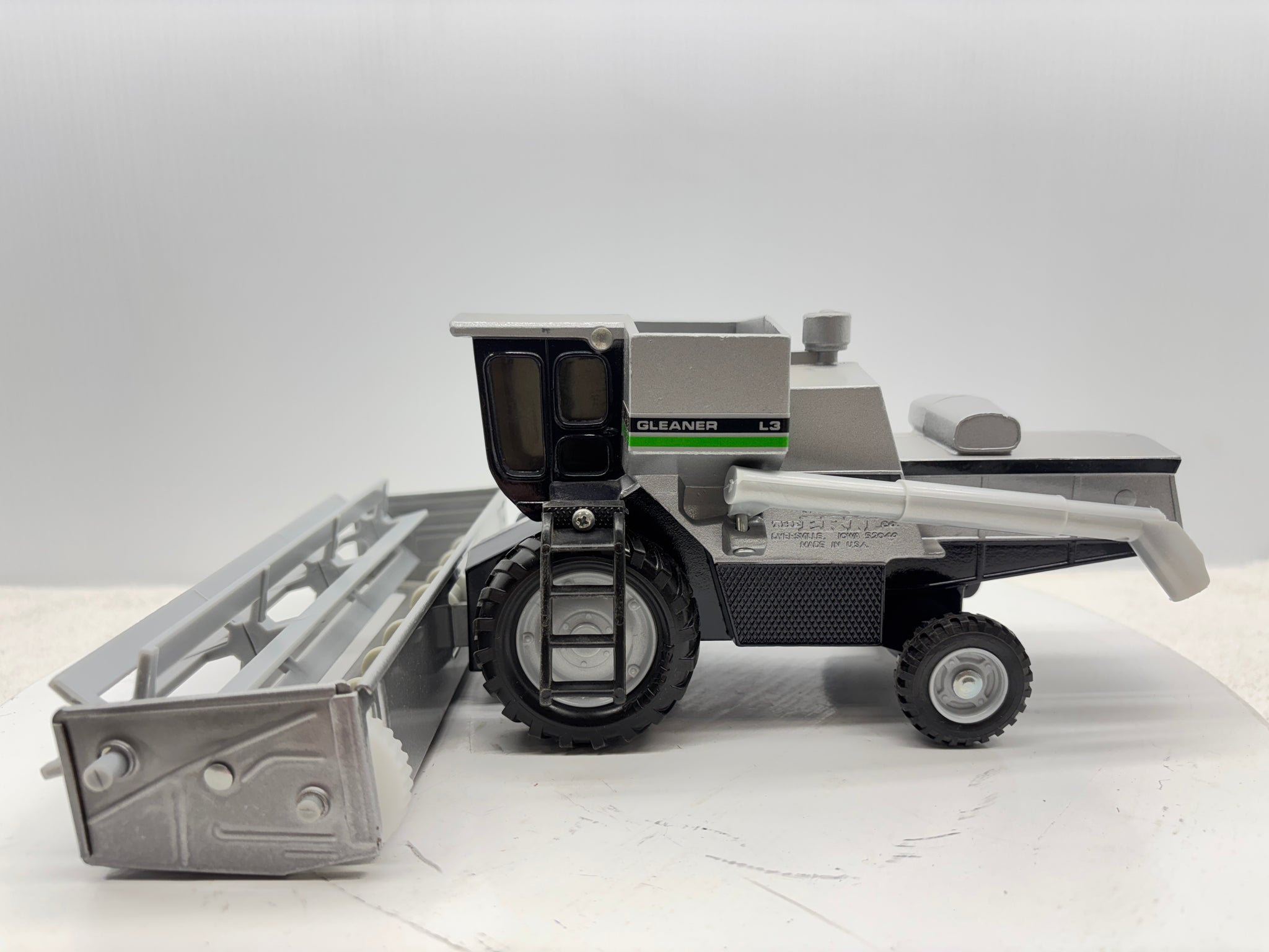1/32 Duetz-Allis Gleaner L3 Green Stripe
