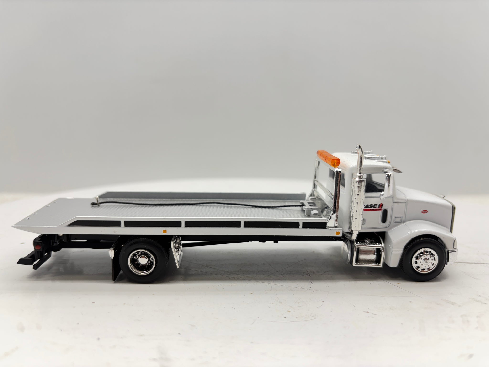 1/64 Peterbilt 385 Rollback White