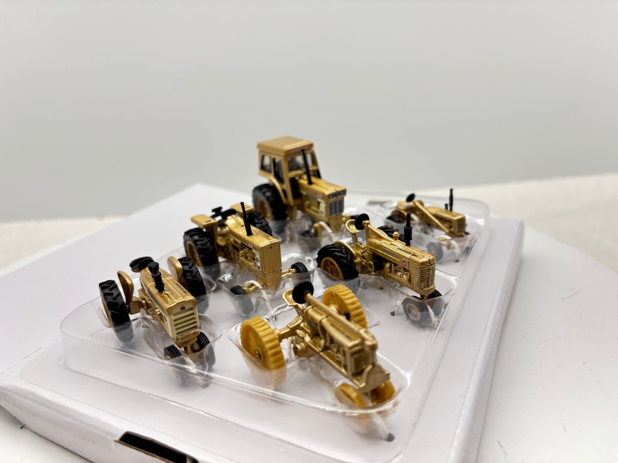 1/64 Case IH Farmall 100th Gold