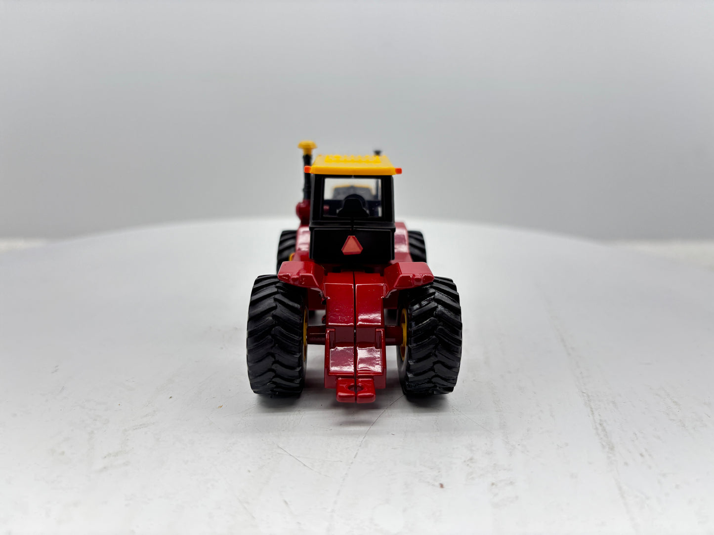 1/64 Versatile 950 Toy Farmer