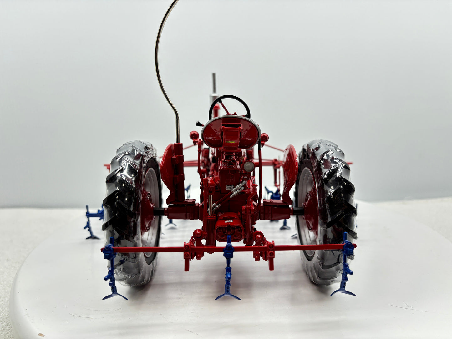 1/16 International Farmall 400 with Cultivator
