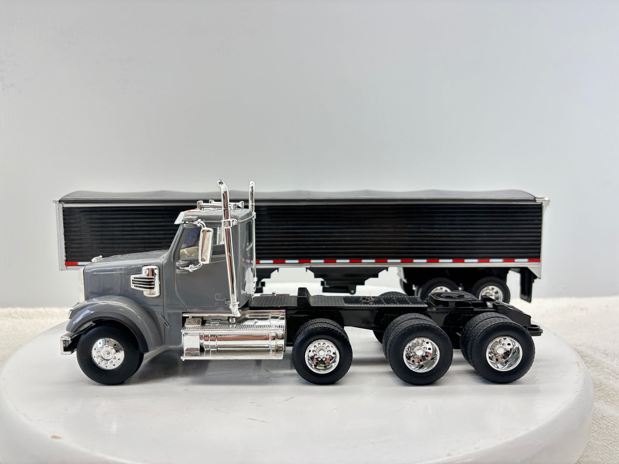 1/32 Freightliner 12250