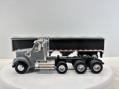 1/32 Freightliner 12250