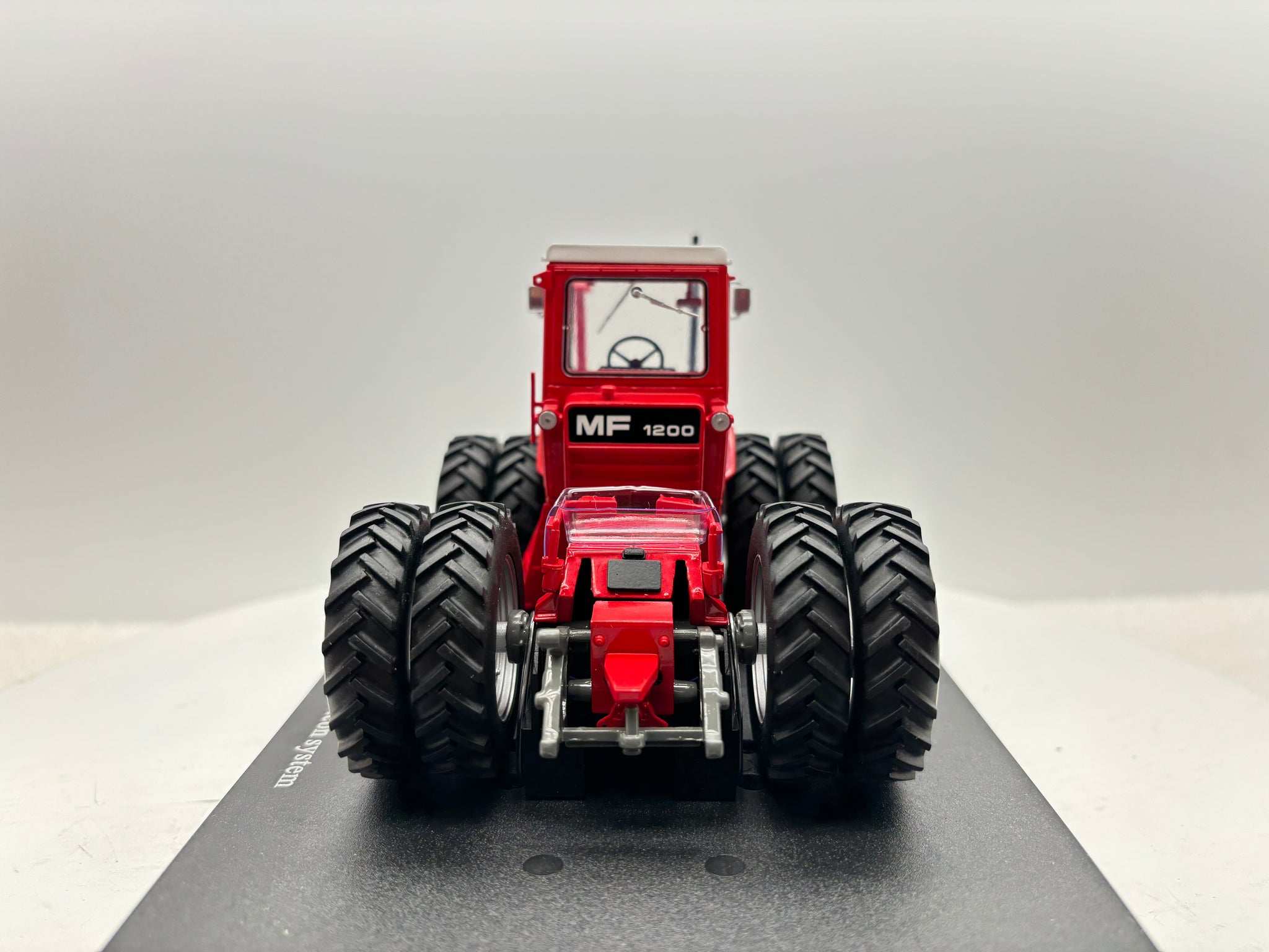 1/32  Massey Ferguson 1200 Molcon