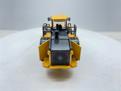 1/50 John Deere 904 P-Tier Prestige