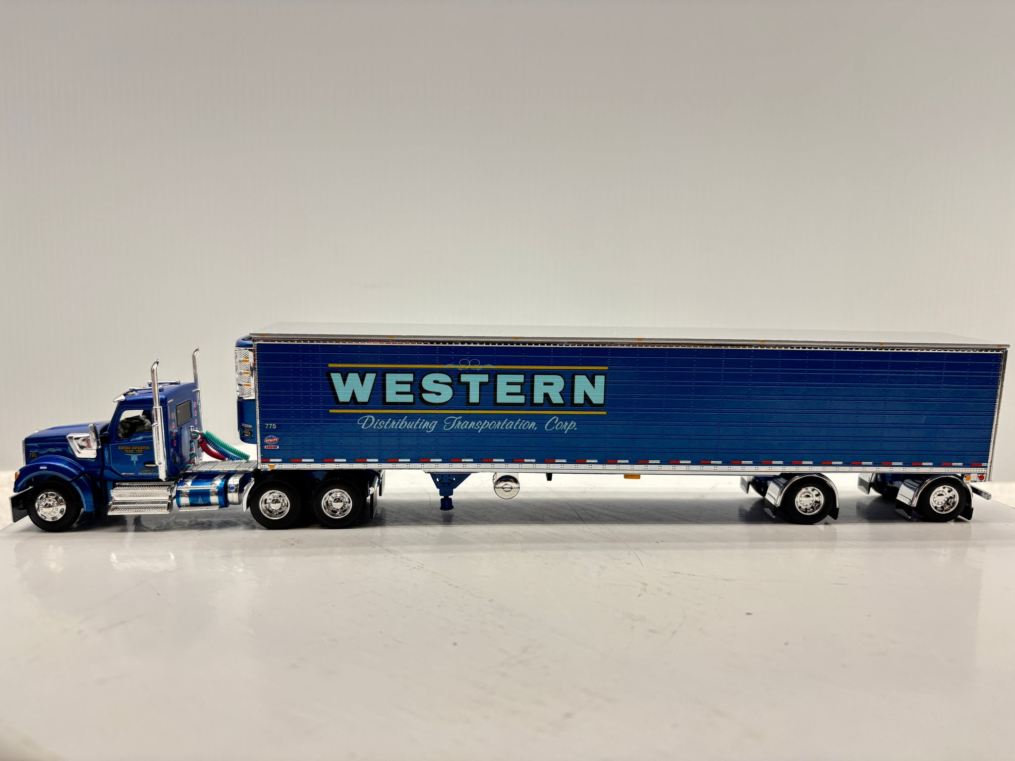 1/64 Kenworth W990 Day Cab (Western)
