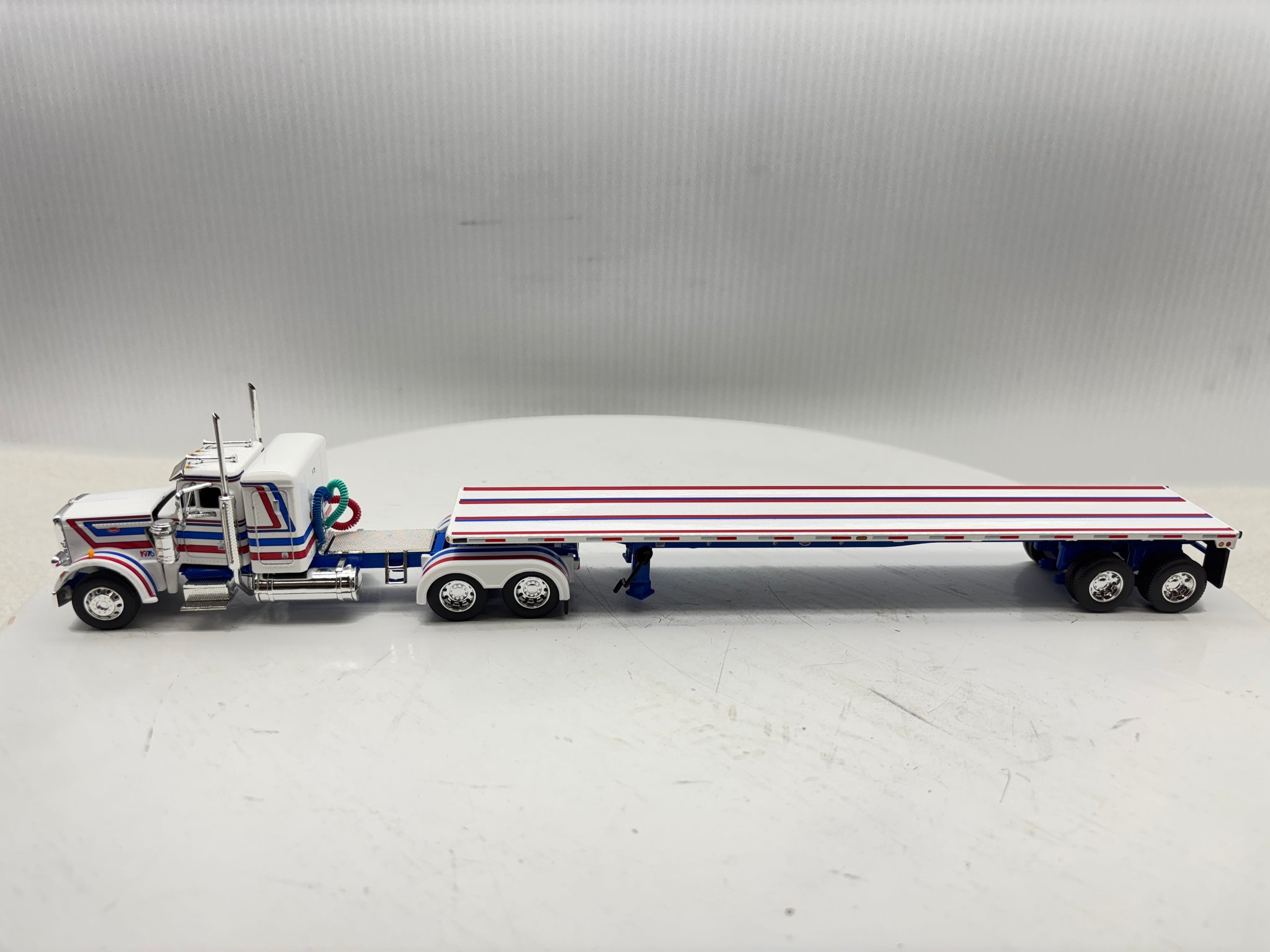 1/64 Peterbilt 359 36'' Flat Top Bicentennial