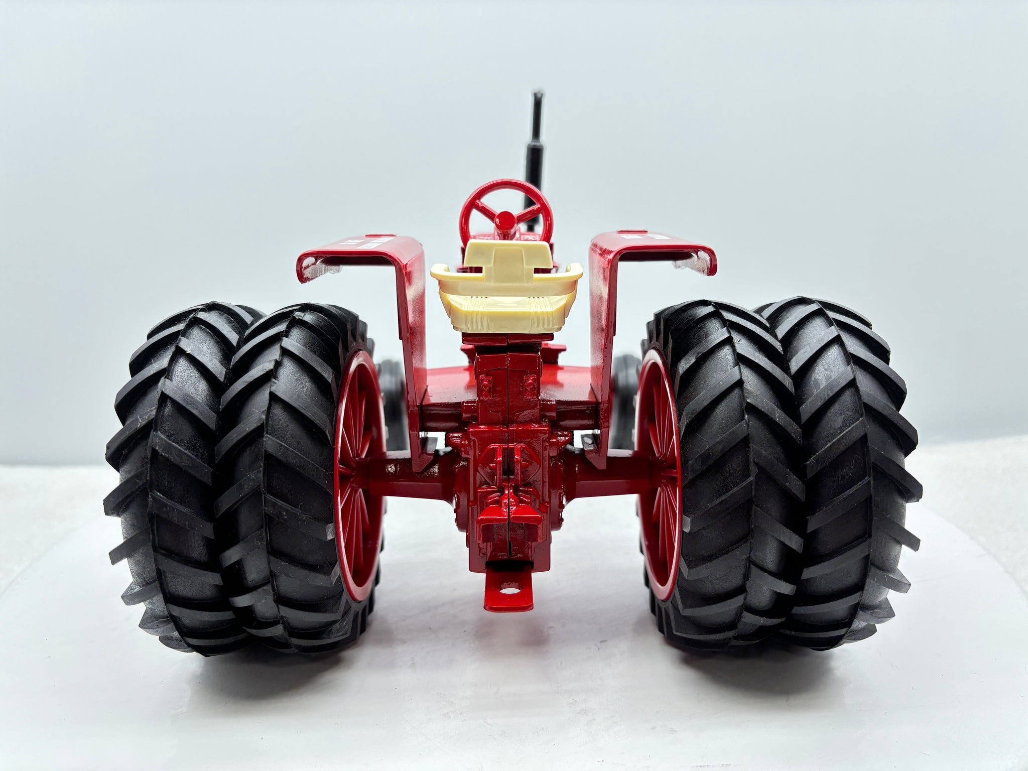 1/16 International Farmall 806 WMSTR