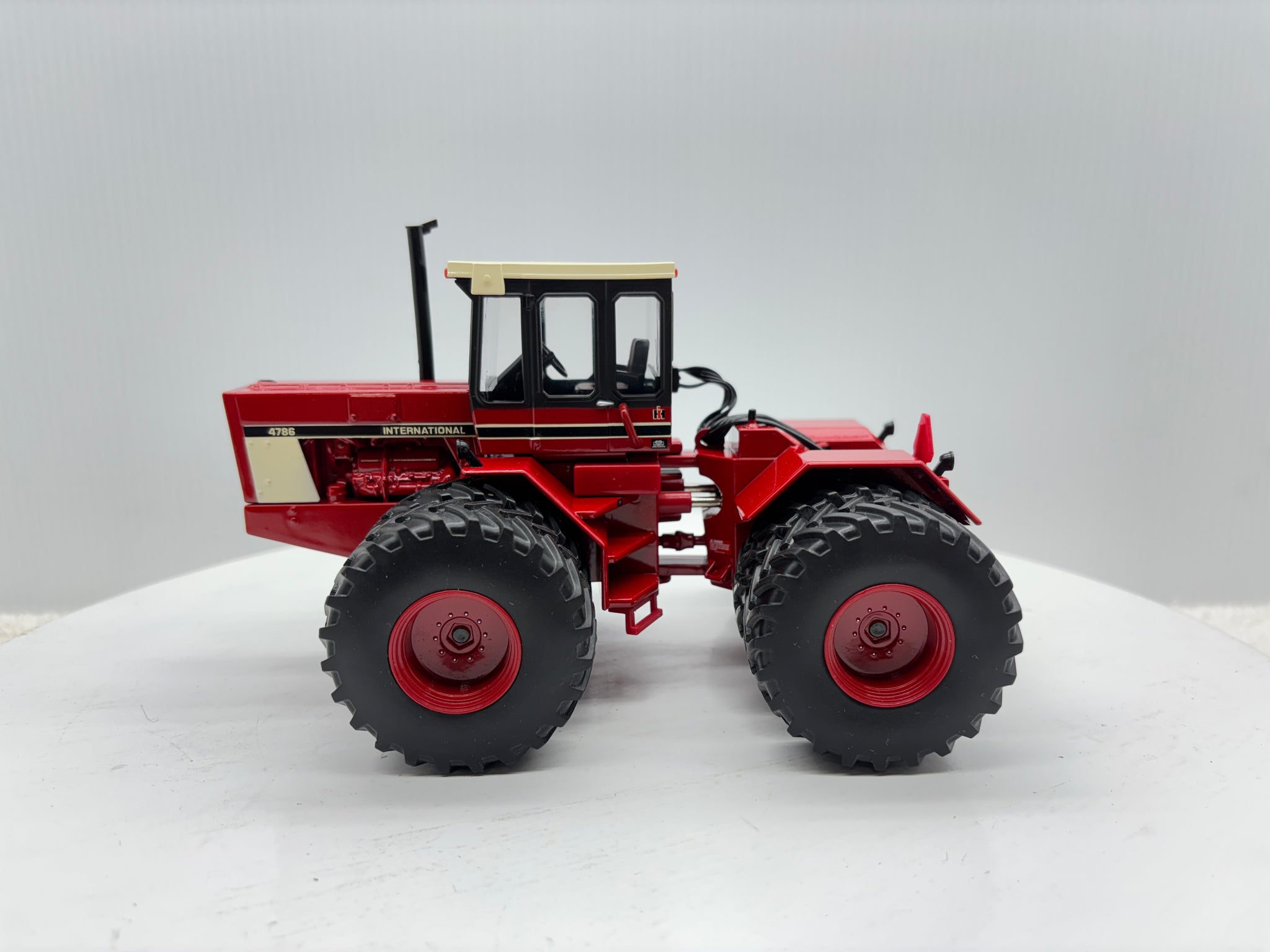 1/32 International 4786 NFTS