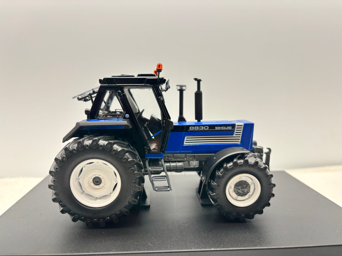 1/32 New Holland 8830