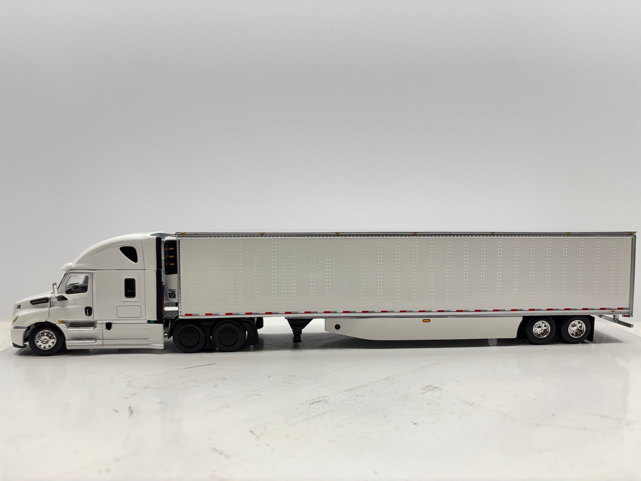 1/64 Freightliner Cascadia High Roof (White)