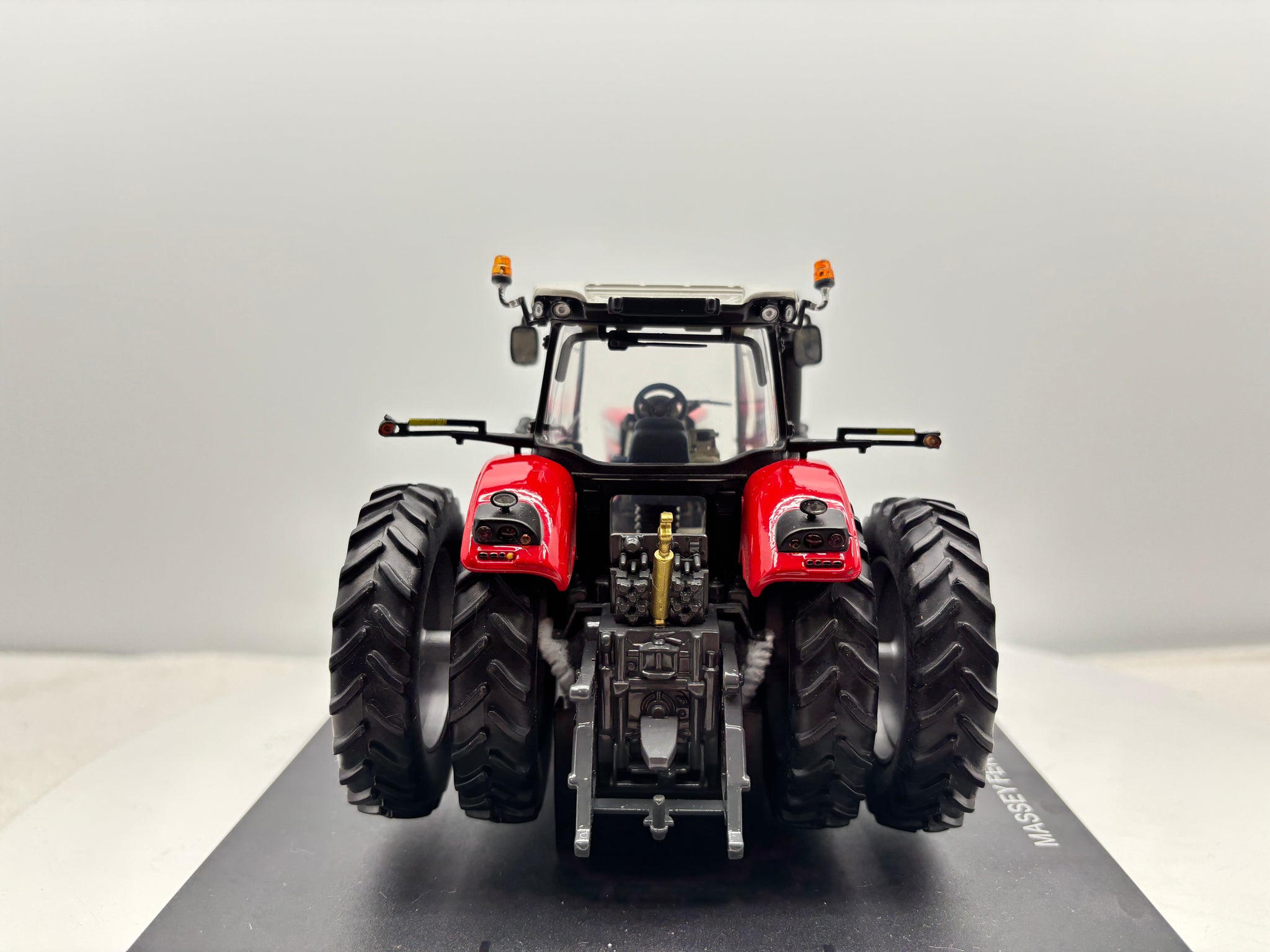 1/32 Massey Ferguson 8680