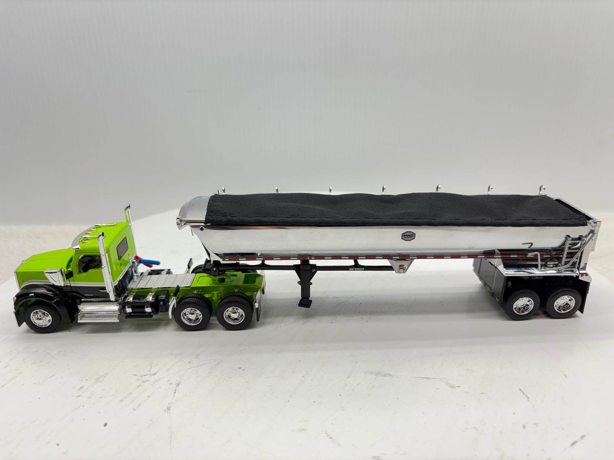 1/64 Kenworth W990 Day Cab (Green-Black)