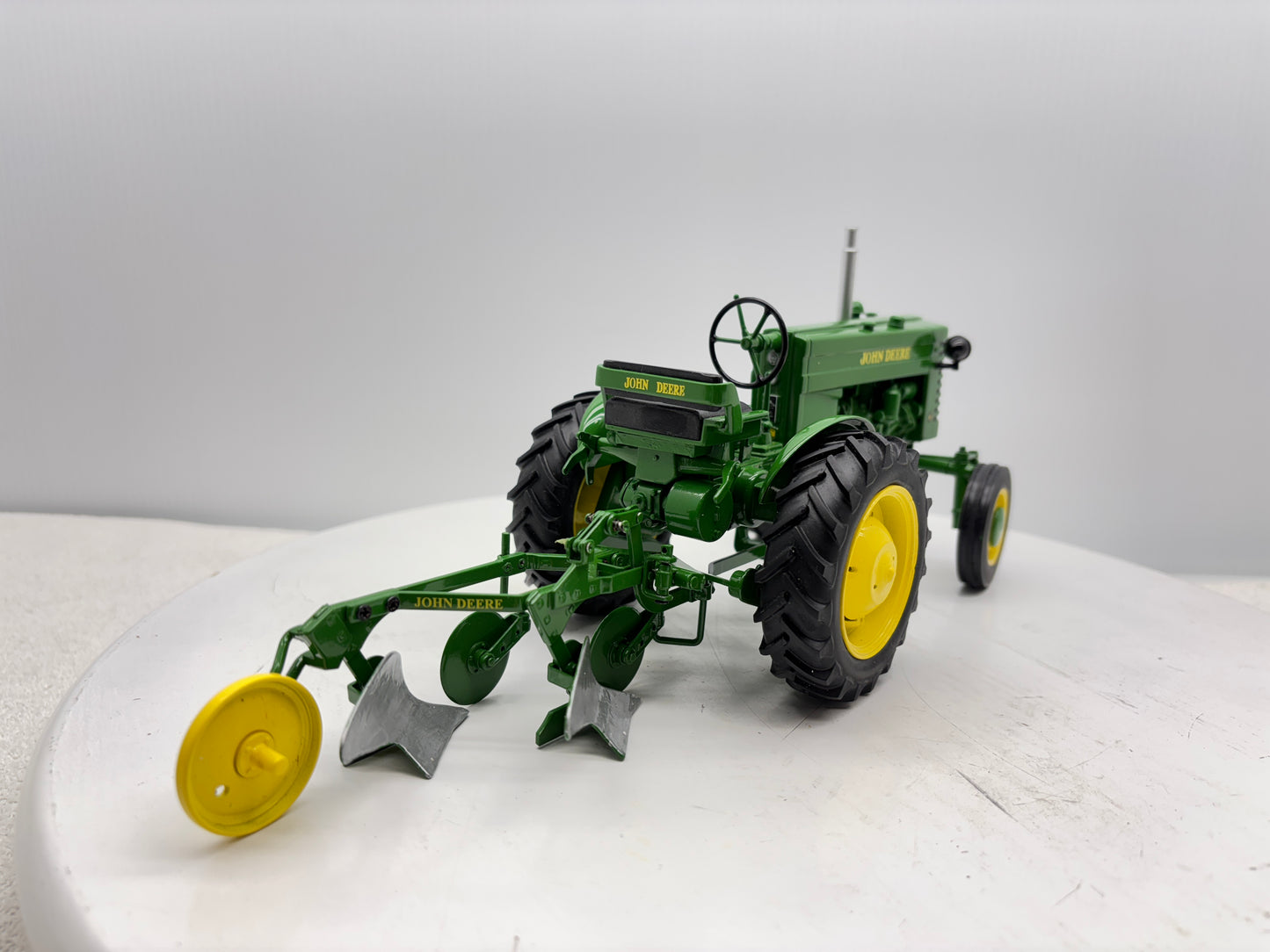 1/16 John Deere ''M''