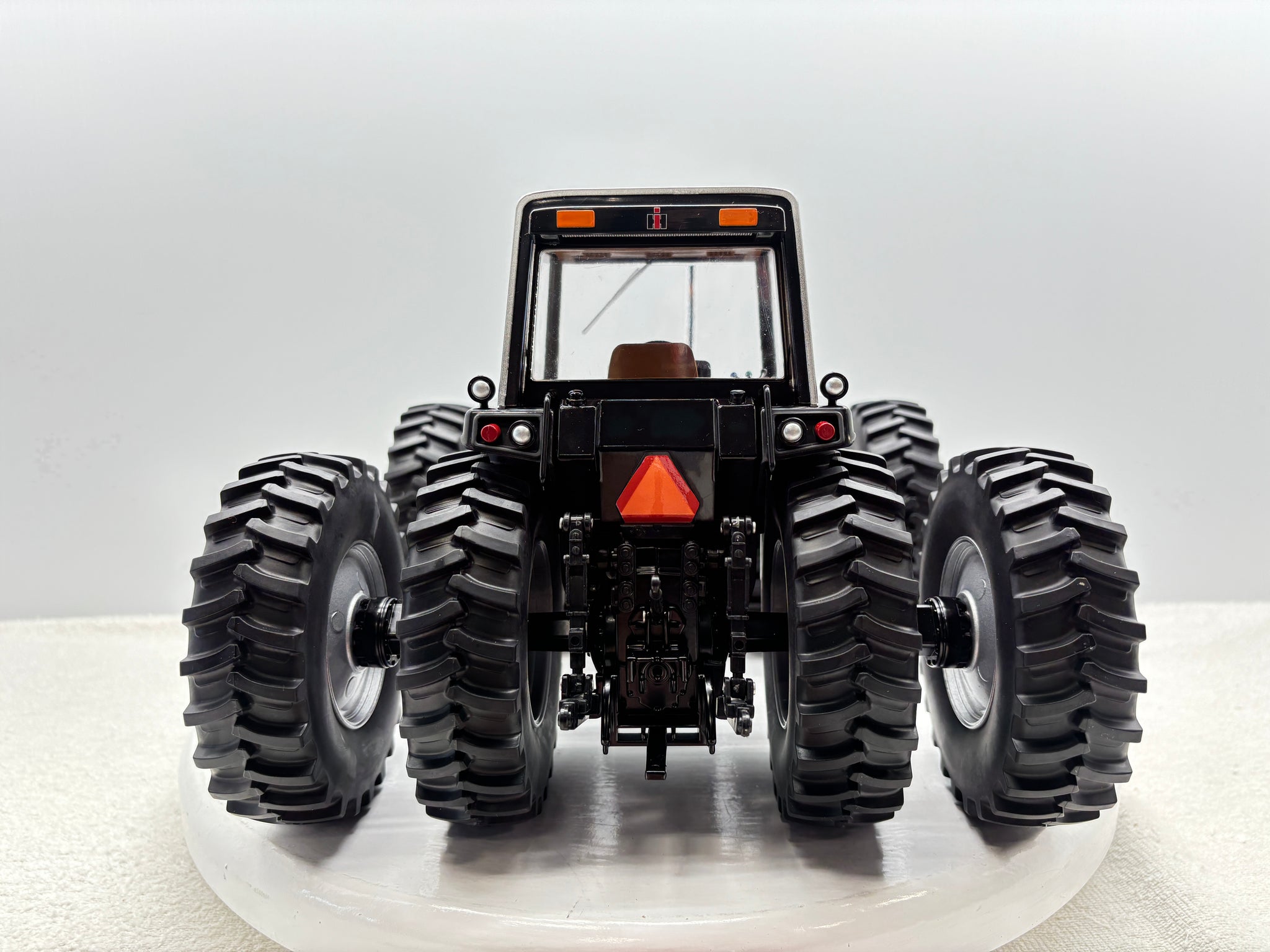 1/16 International 7688 Black