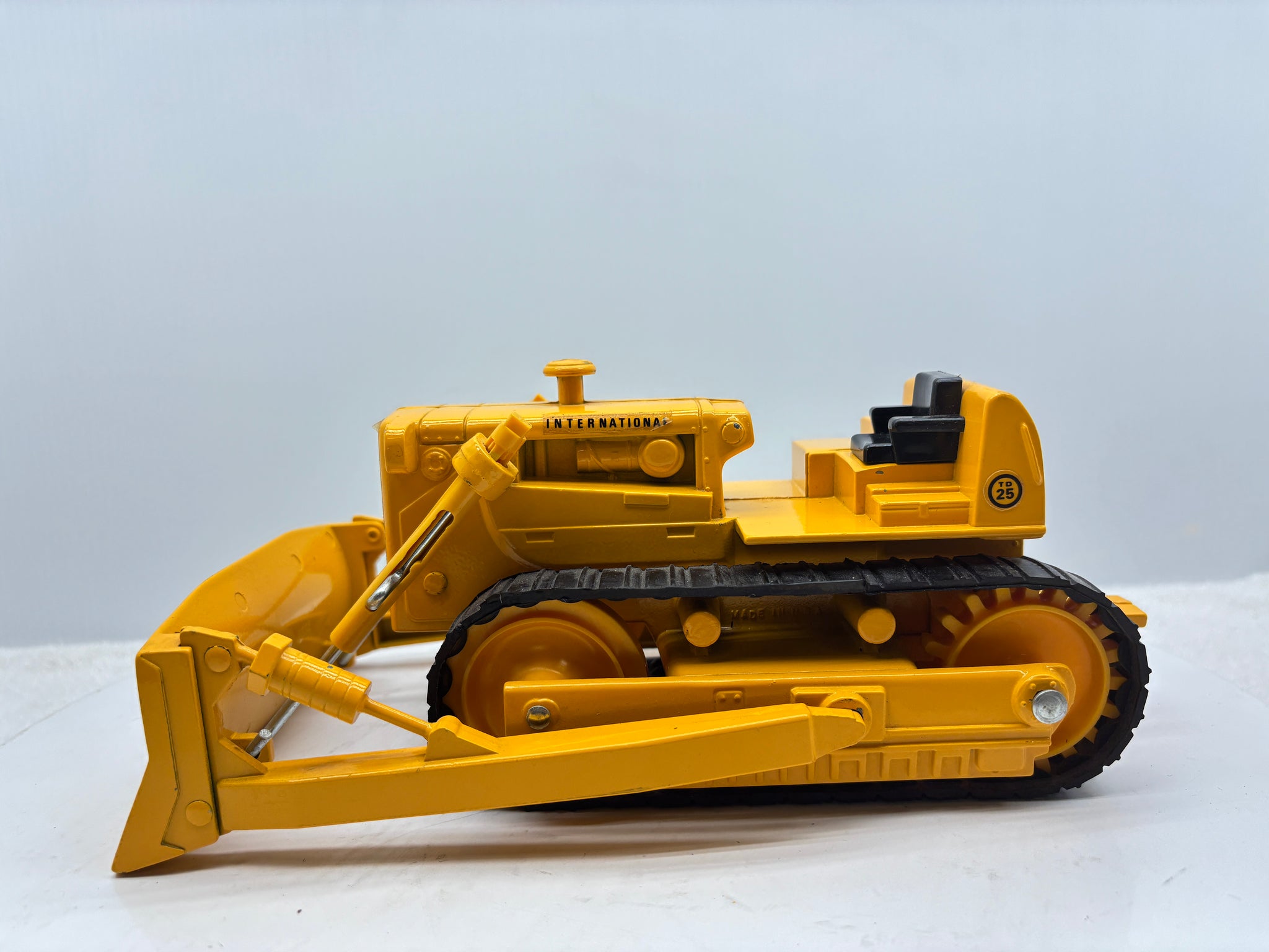 1/16 International TD-25 Crawler