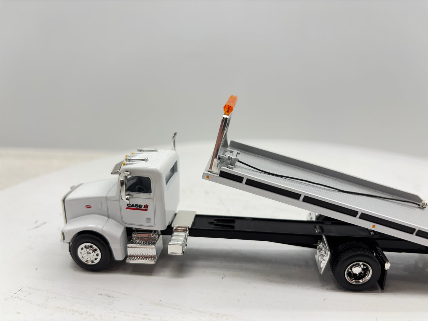 1/64 Peterbilt 385 Rollback White