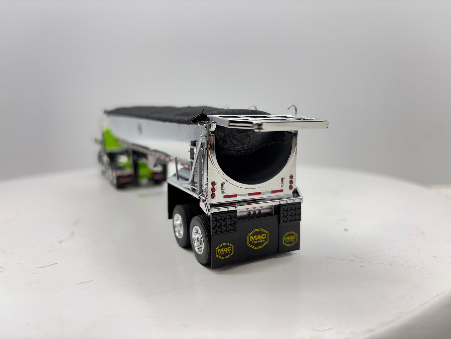 1/64 Kenworth W990 Day Cab (Green-Black)