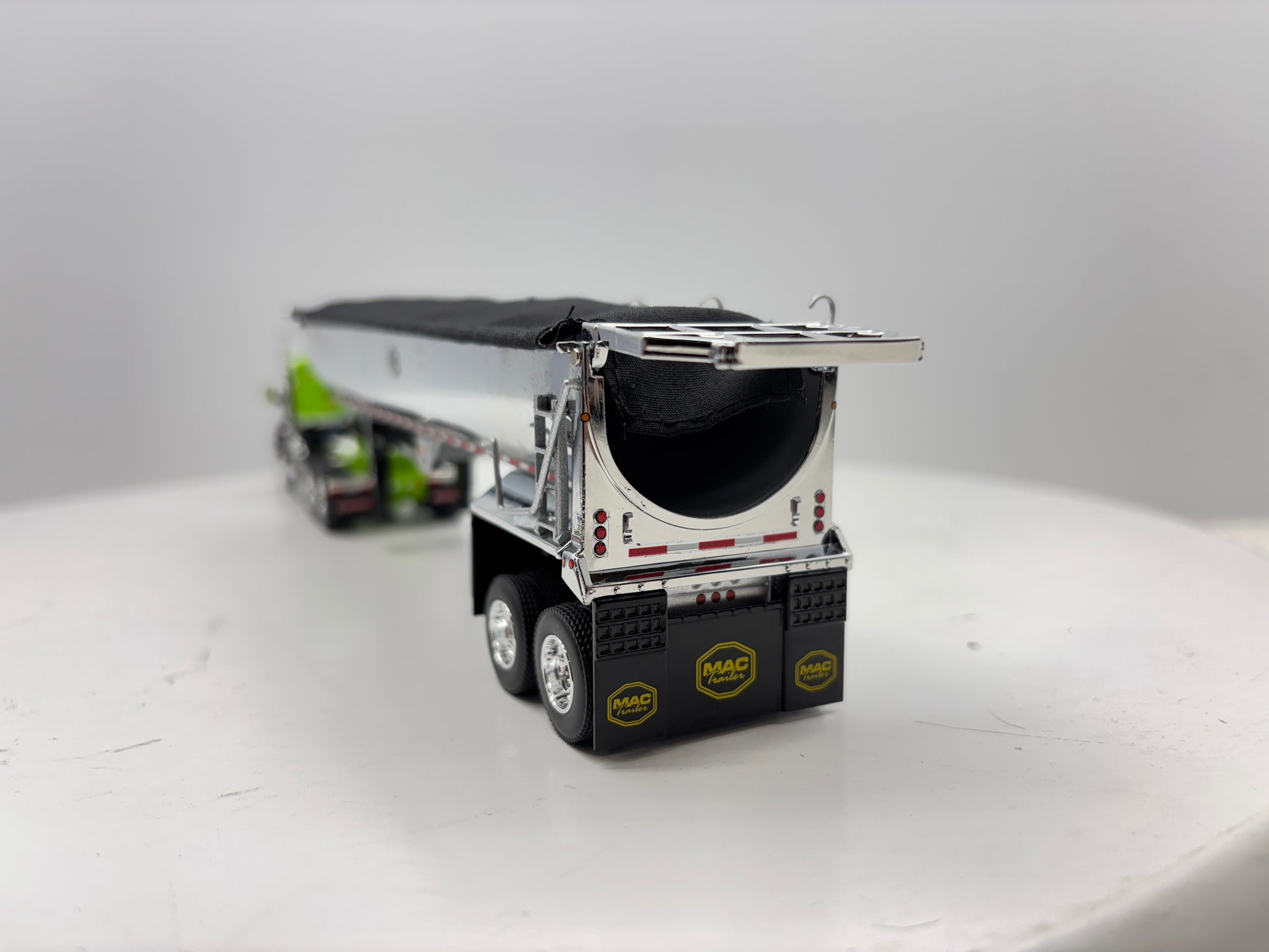 1/64 Kenworth W990 Day Cab (Green-Black)