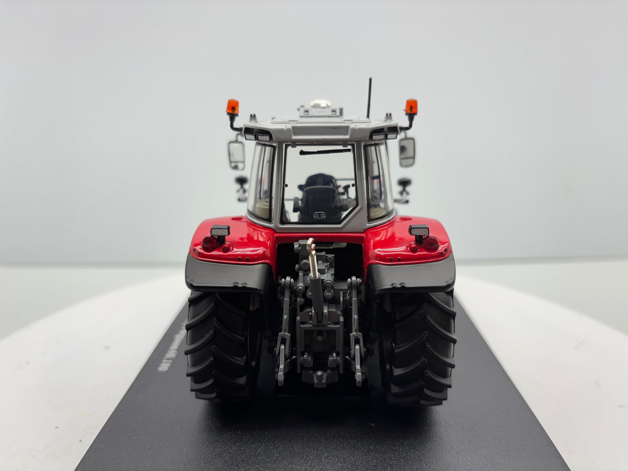 1/32 Massey Ferguson 65.180 Red