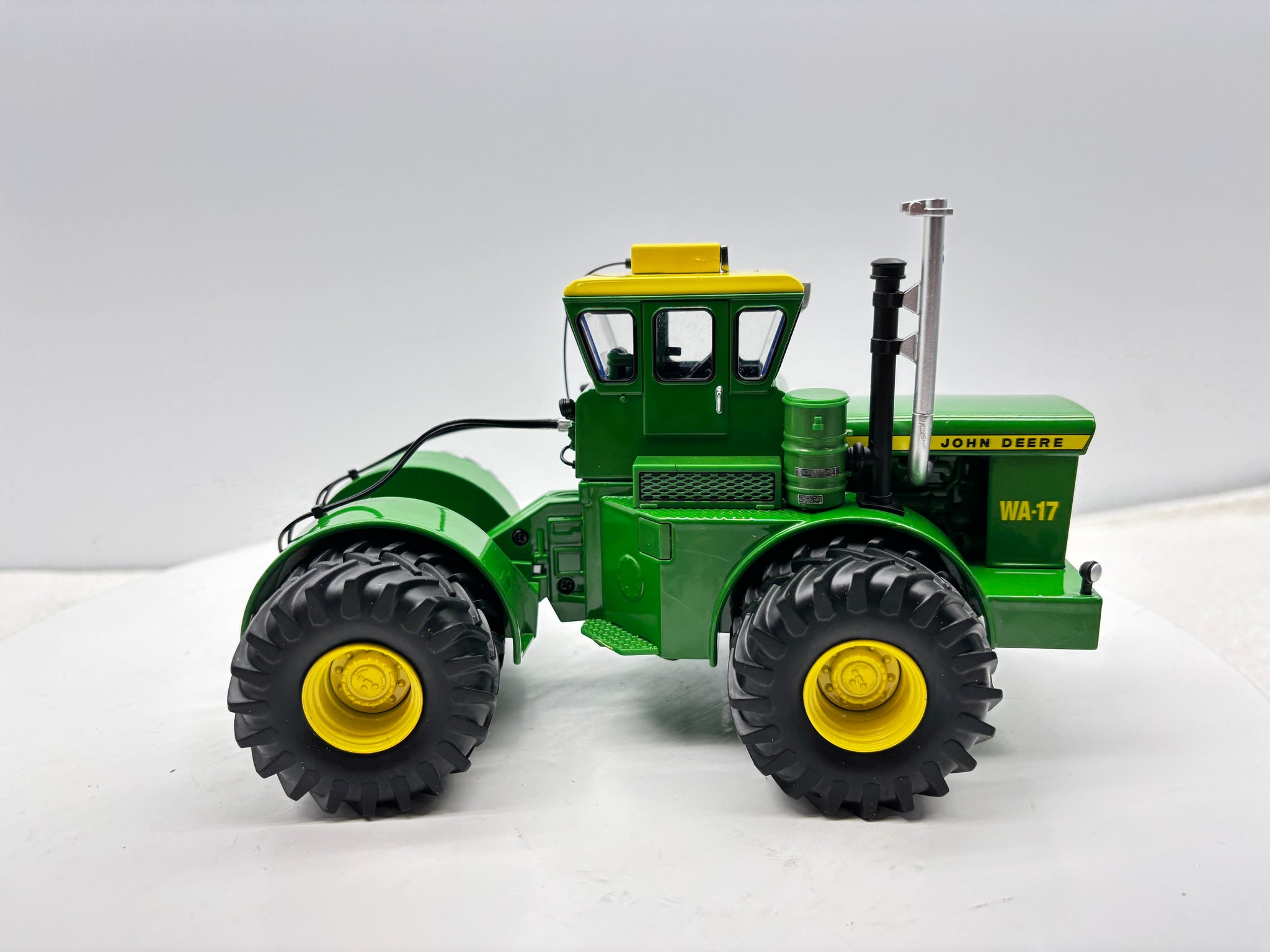 1/32 John Deere WA-17 Prestige
