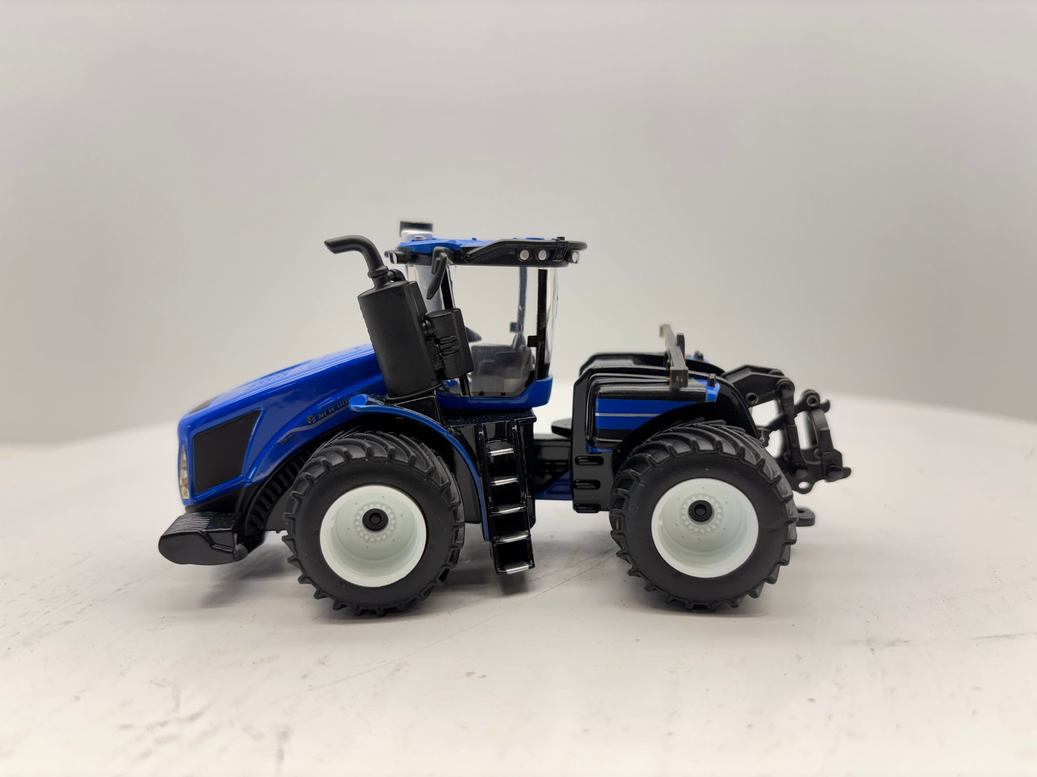 1/64 New Holland T9.700 PLM Prestige