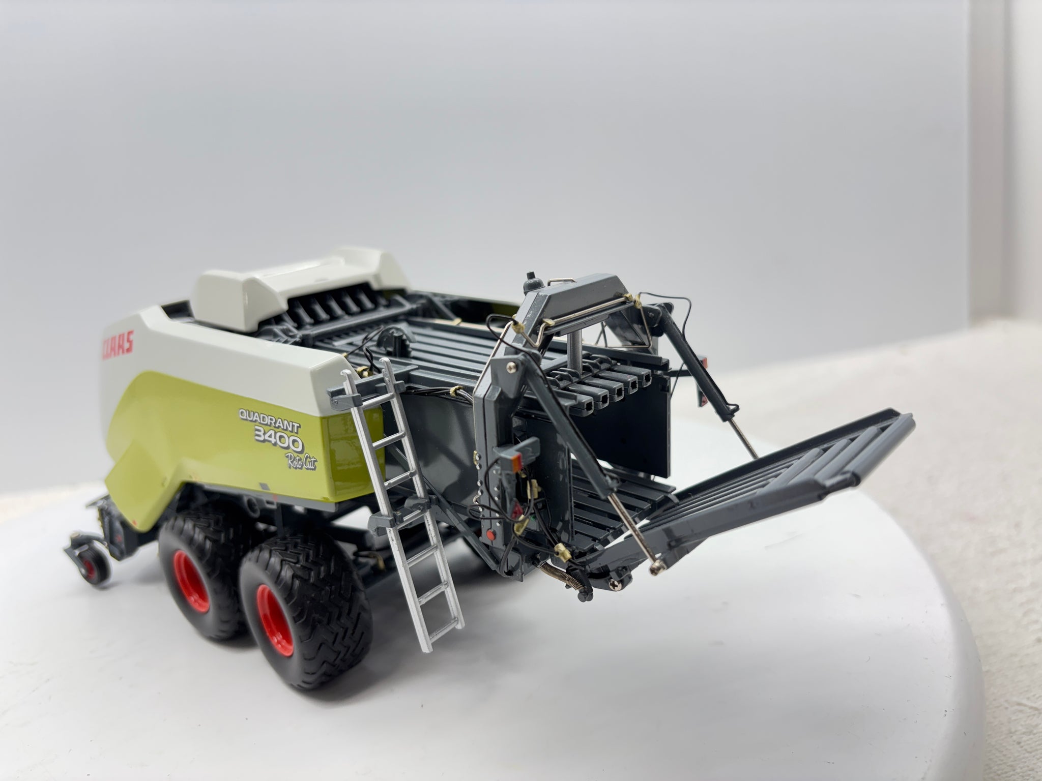 1/32  Claas Quadrant 3400 Roto Cut