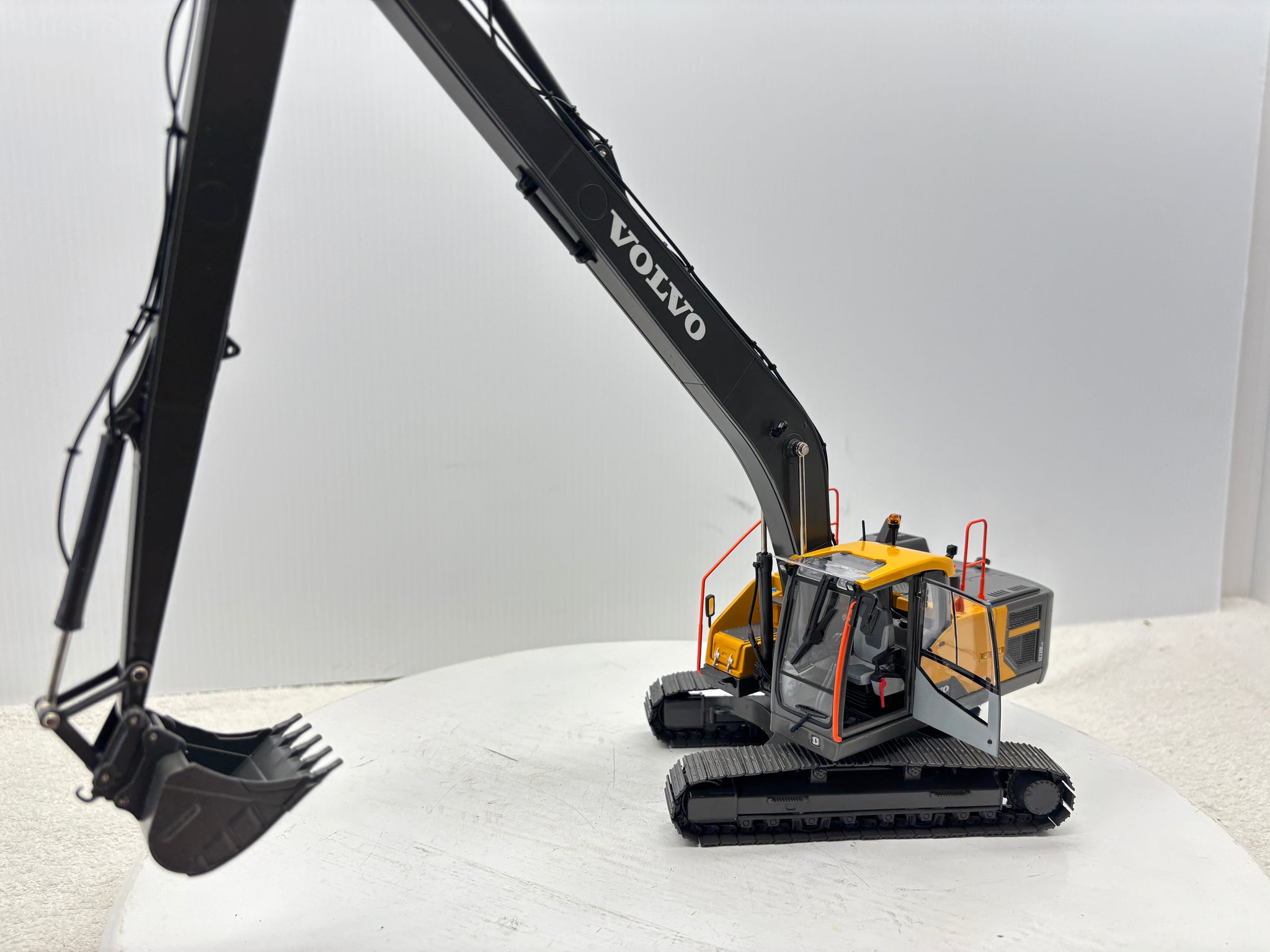 1/32 Volvo EC220ELR