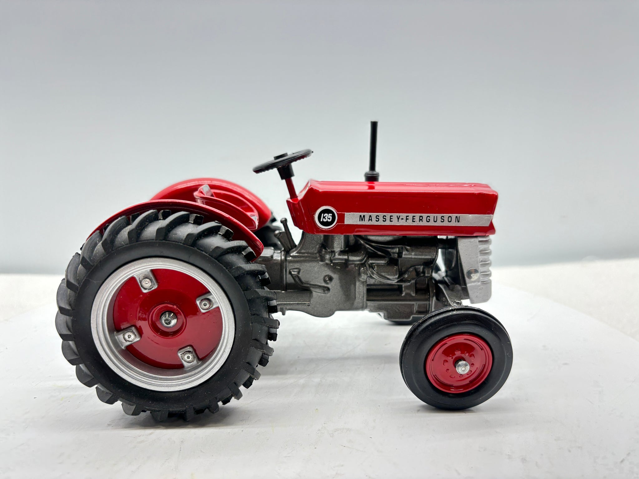 1/16 Massey Ferguson 135 National Farm Machinery Show