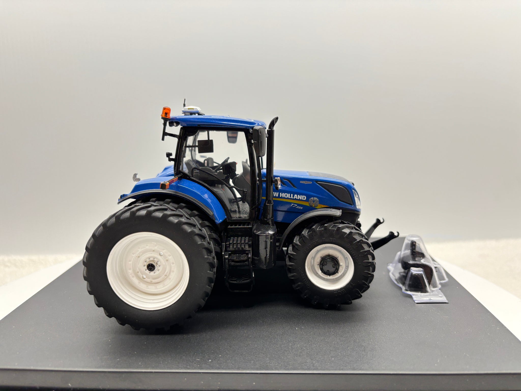 1/32 New Holland T7.225