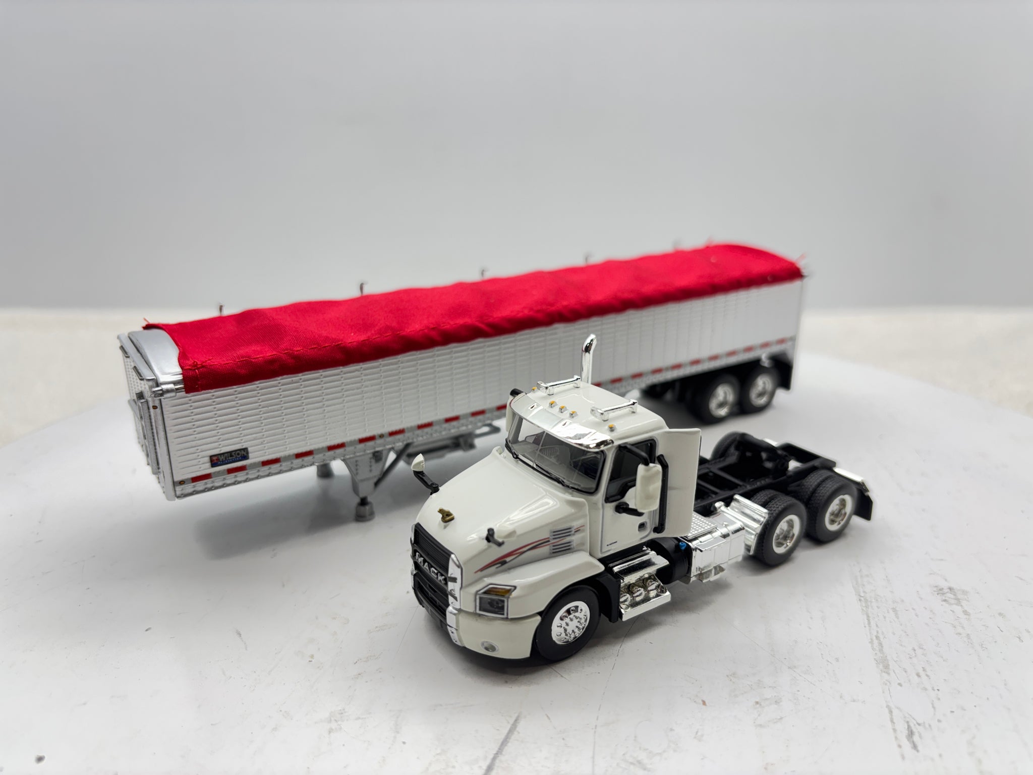 1/64 Mack Anthem White & Red