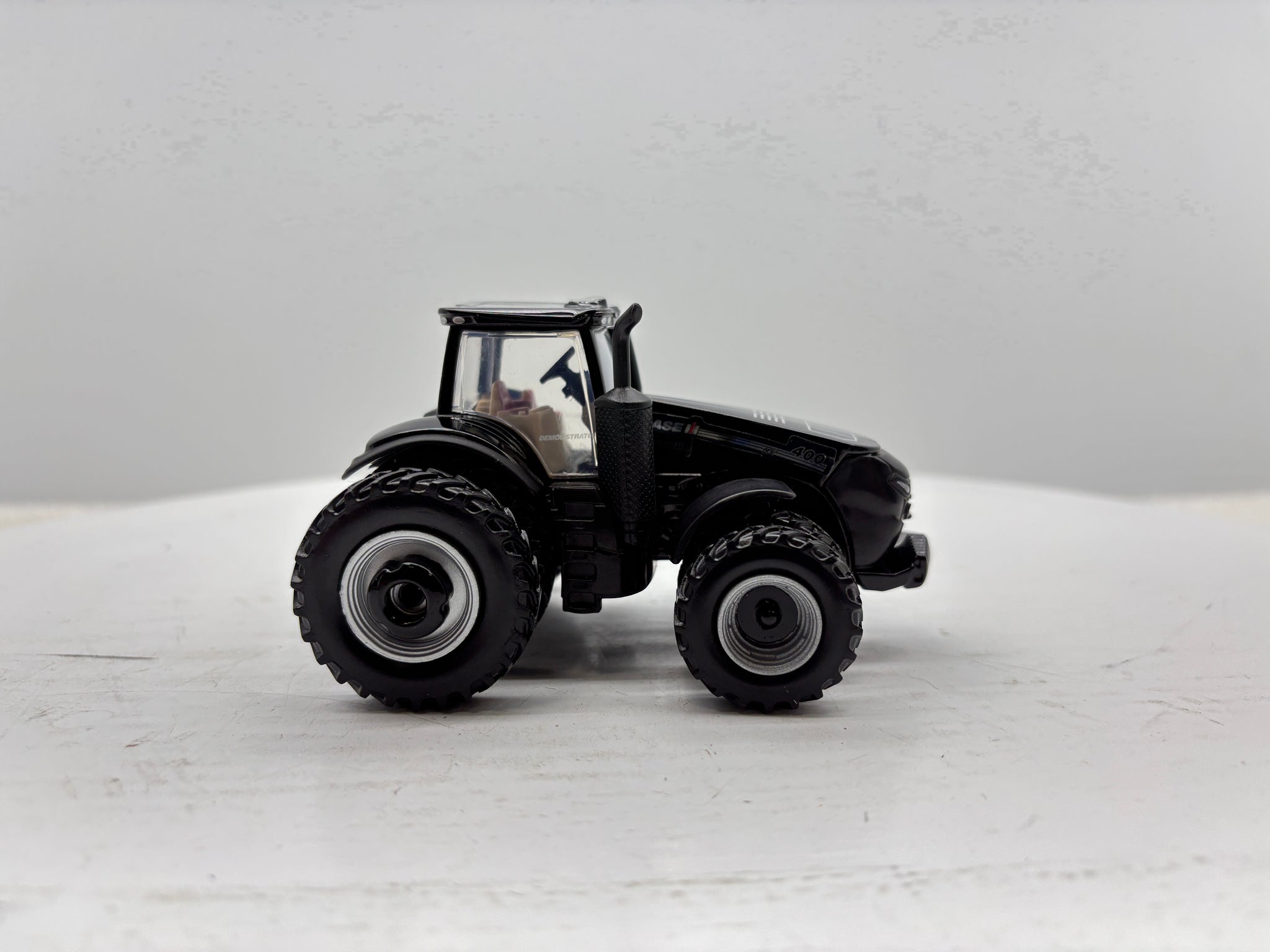 1/64 Case IH Magnum 400 Black