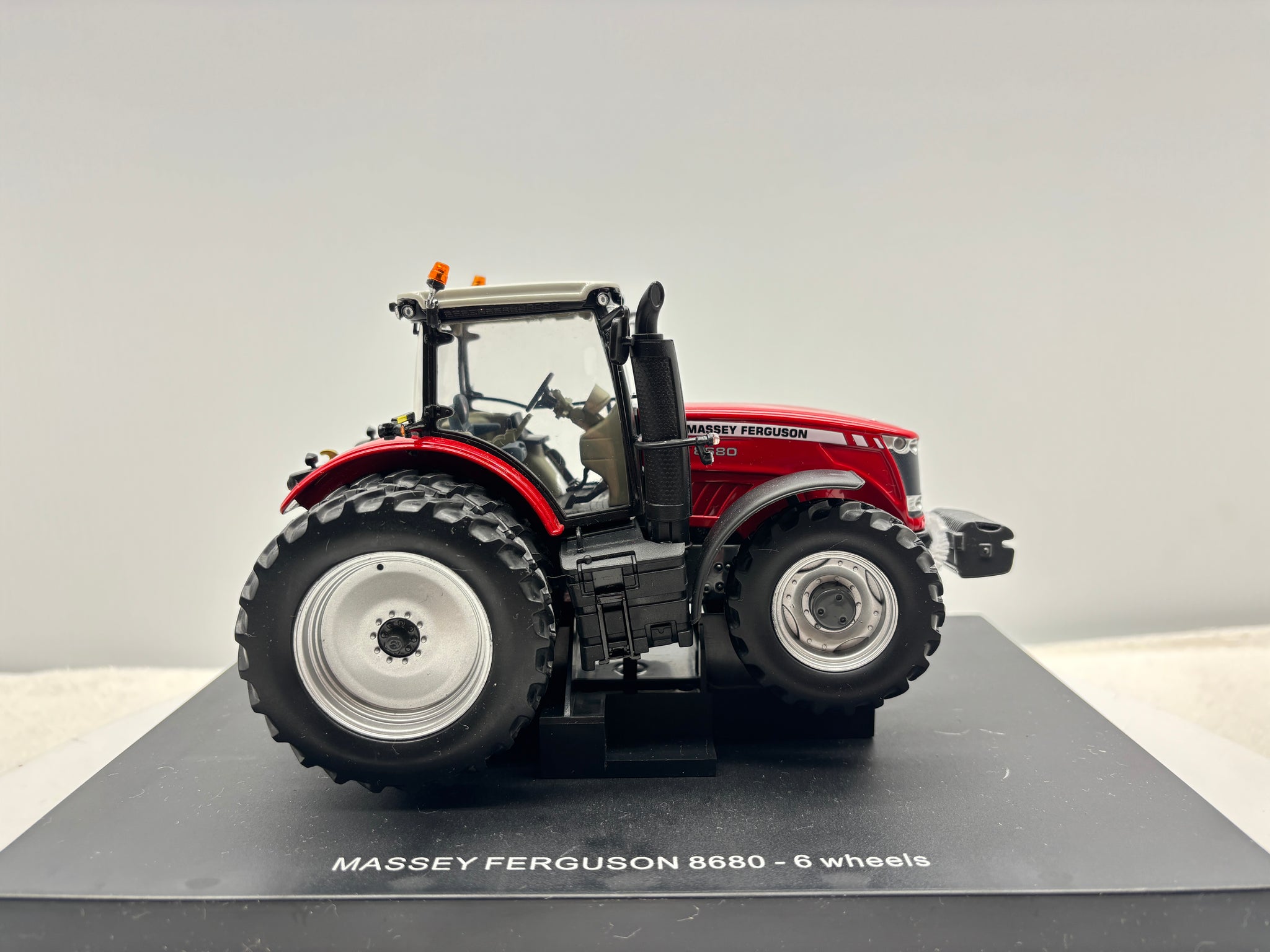 1/32 Massey Ferguson 8680