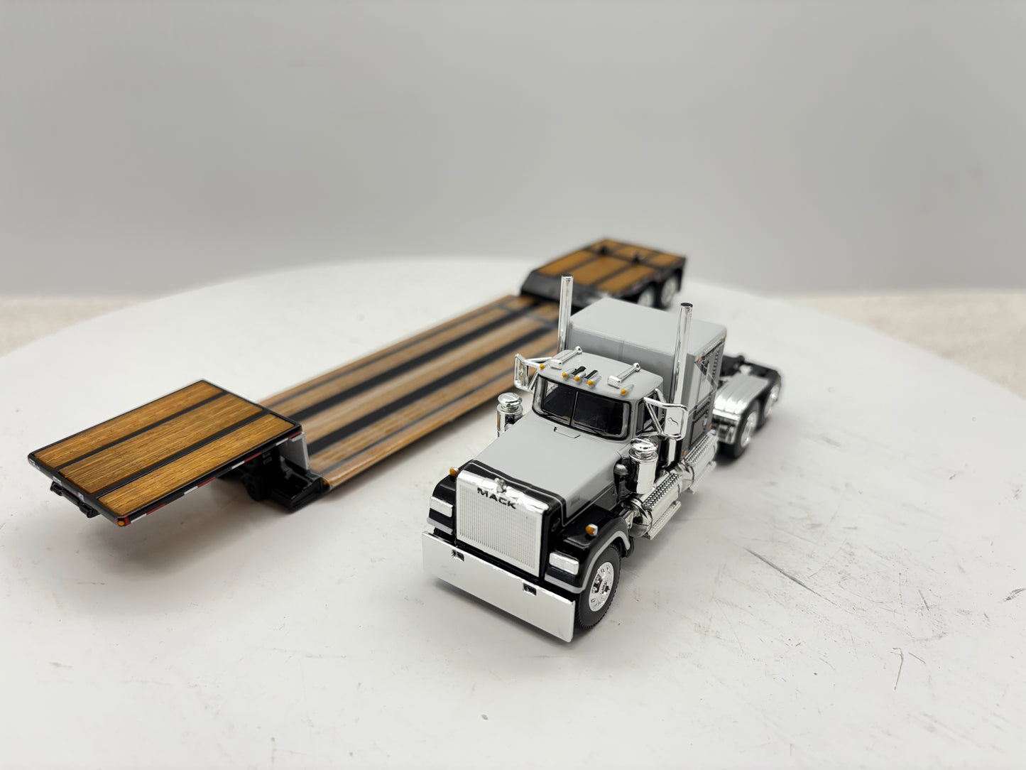 1/64 Mack Super-Liner 60'' Flat top