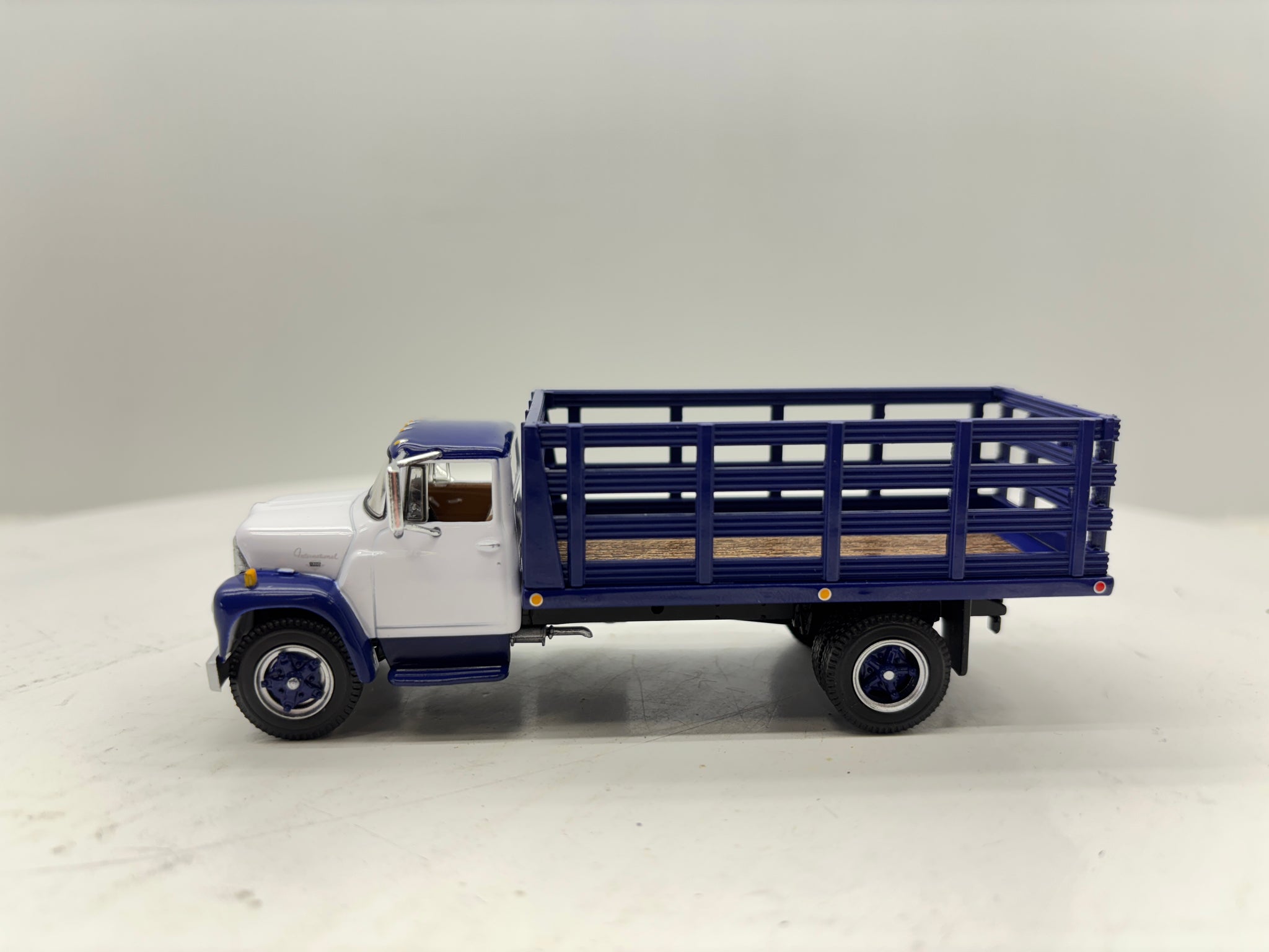 1/64 International Loadster Purple Stake