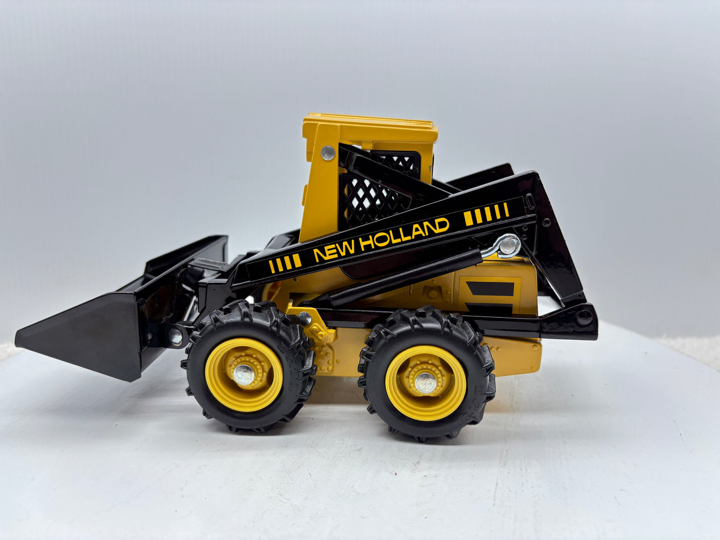 1/16 New Holland Skid-Steer